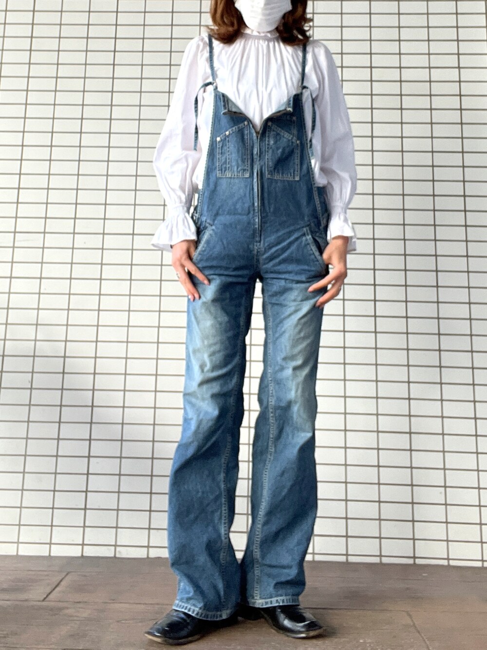 「秋のコーデ、オーバーオール、甘辛mix、ジョンブル」｜「Johnbull Private laboのフレンチサロペット（サロペット/オーバーオール、ブルー系）」を使った、びゅーさん（レディース・170cm）の秋コーディネートの3枚目の写真