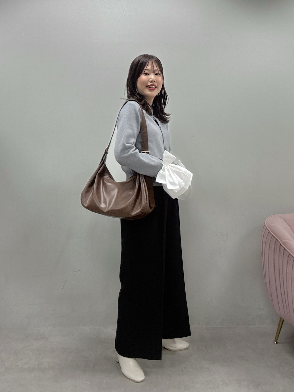 グレー系のカーディガン/ボレロ、ブラック系のその他パンツ、ブラウン系のショルダーバッグを着用したレディースの秋コーディネートの3枚目の写真
