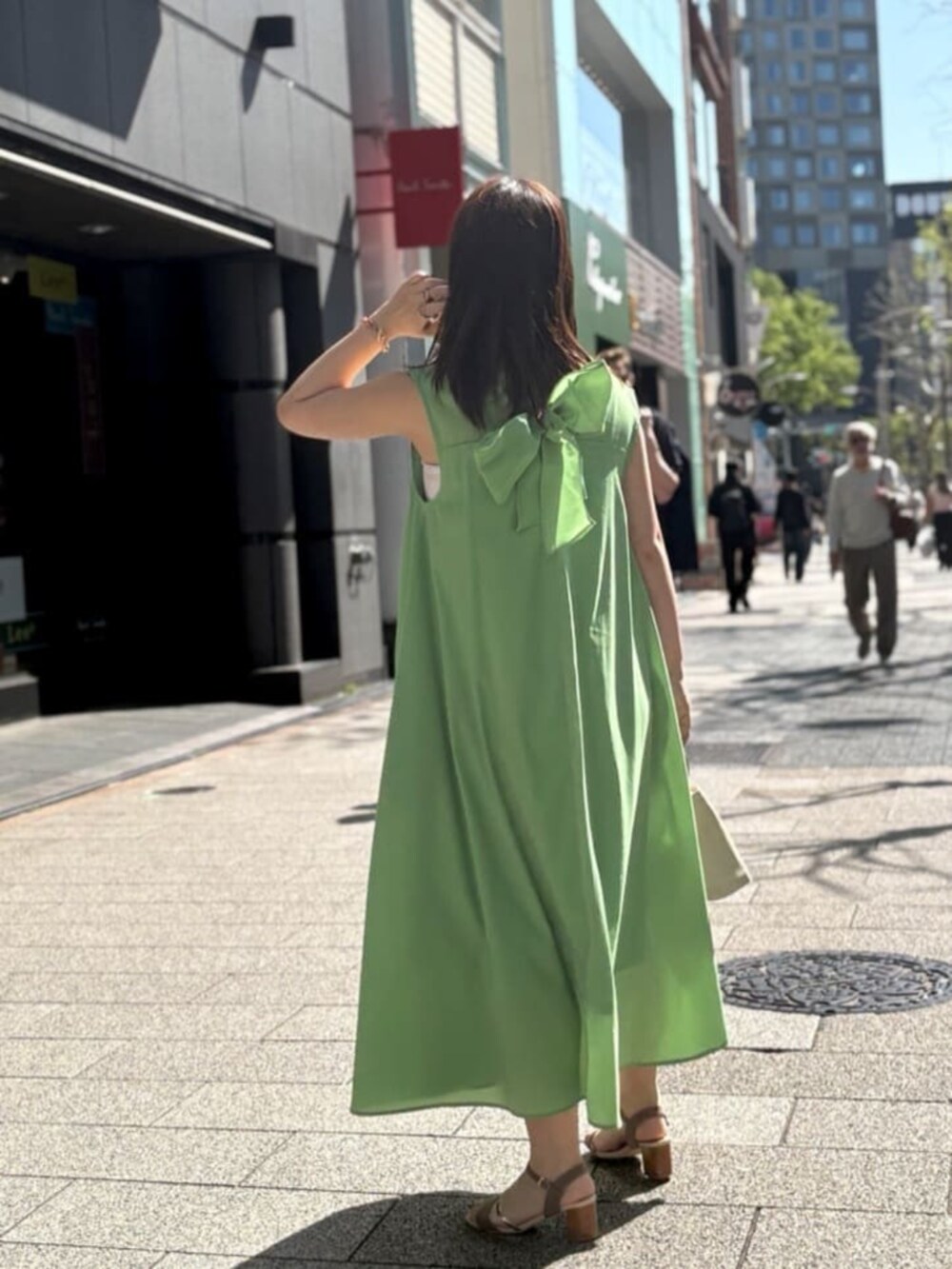 グリーン系のワンピースを着用したレディースの夏コーディネートの5枚目の写真