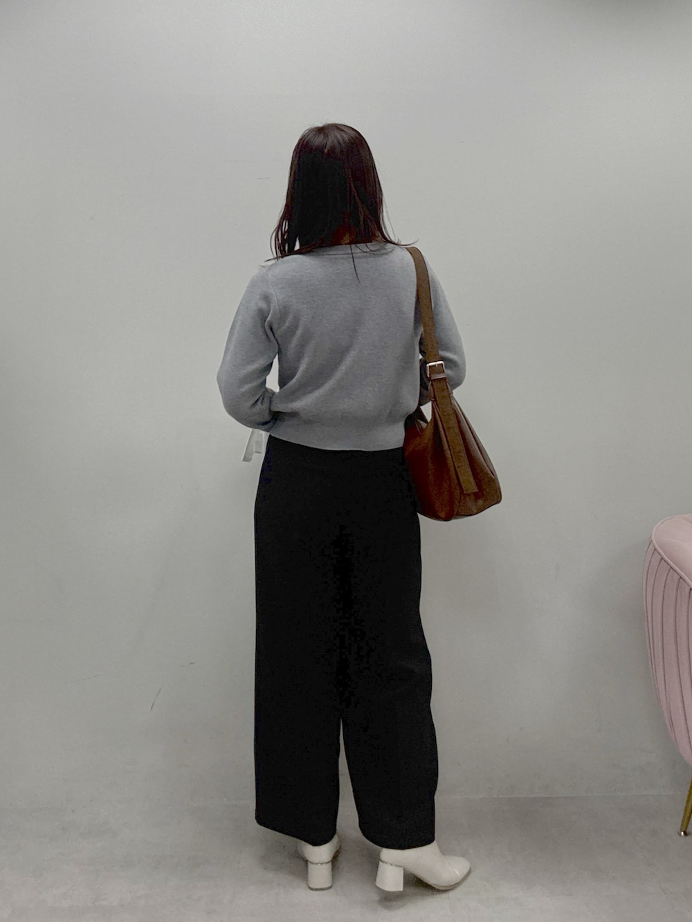 グレー系のカーディガン/ボレロ、ブラック系のその他パンツ、ブラウン系のショルダーバッグを着用したレディースの秋コーディネートの2枚目の写真