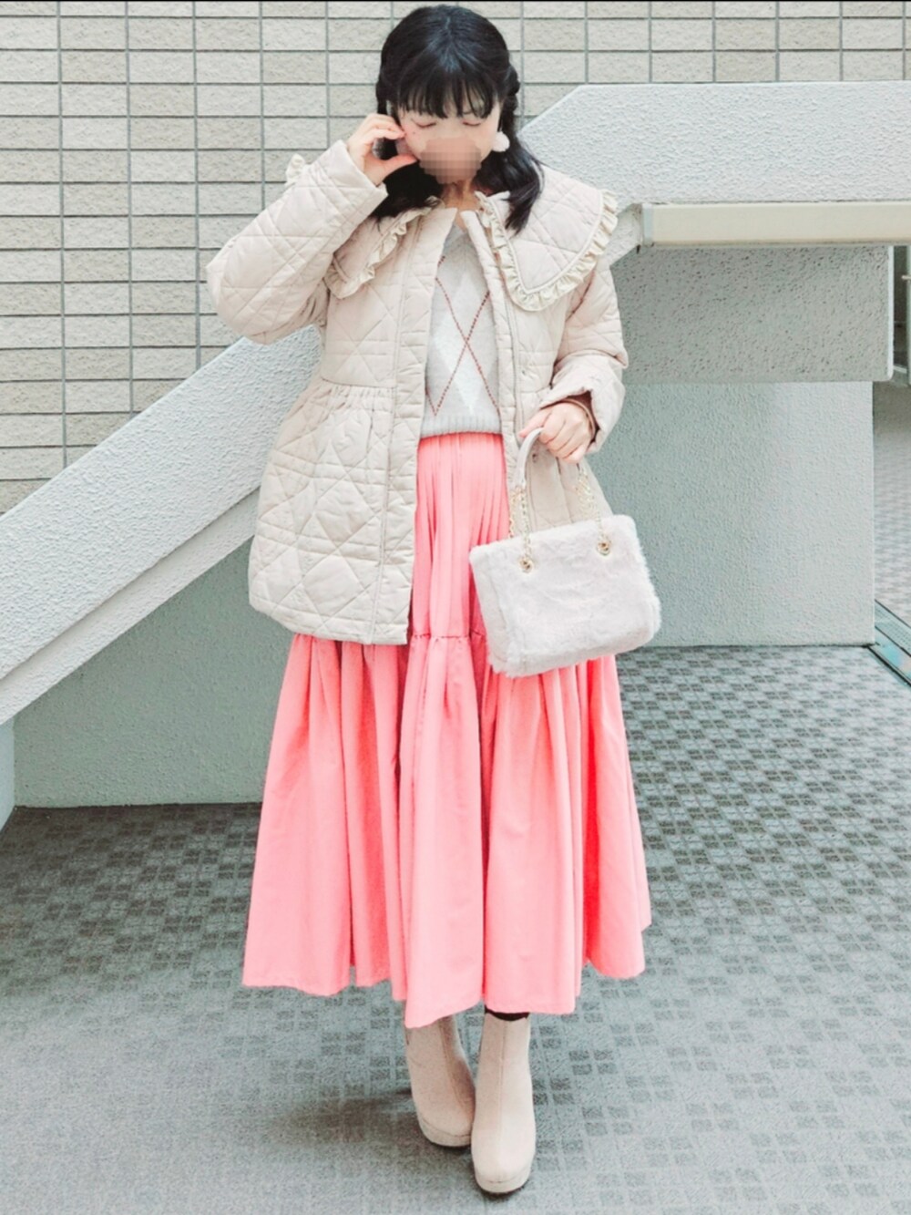 ベージュ系のその他アウター、ベージュ系のニット/セーター、ピンク系のスカートを着用したレディースの冬コーディネートの2枚目の写真