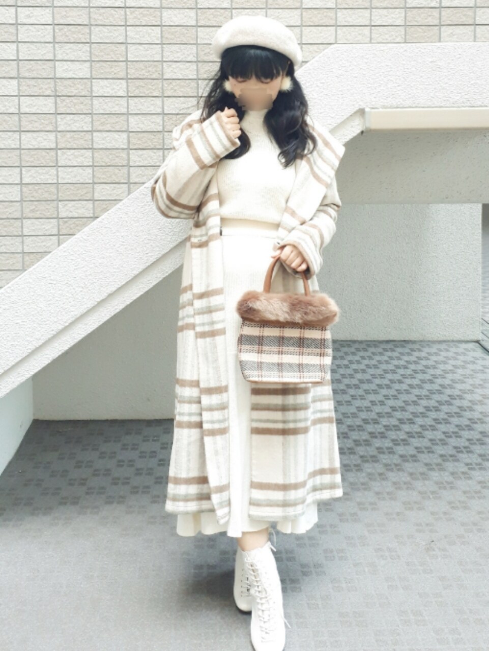 ベージュ系のその他アウター、ホワイト系のワンピース、ホワイト系のブーツを着用したレディースの秋コーディネートの2枚目の写真