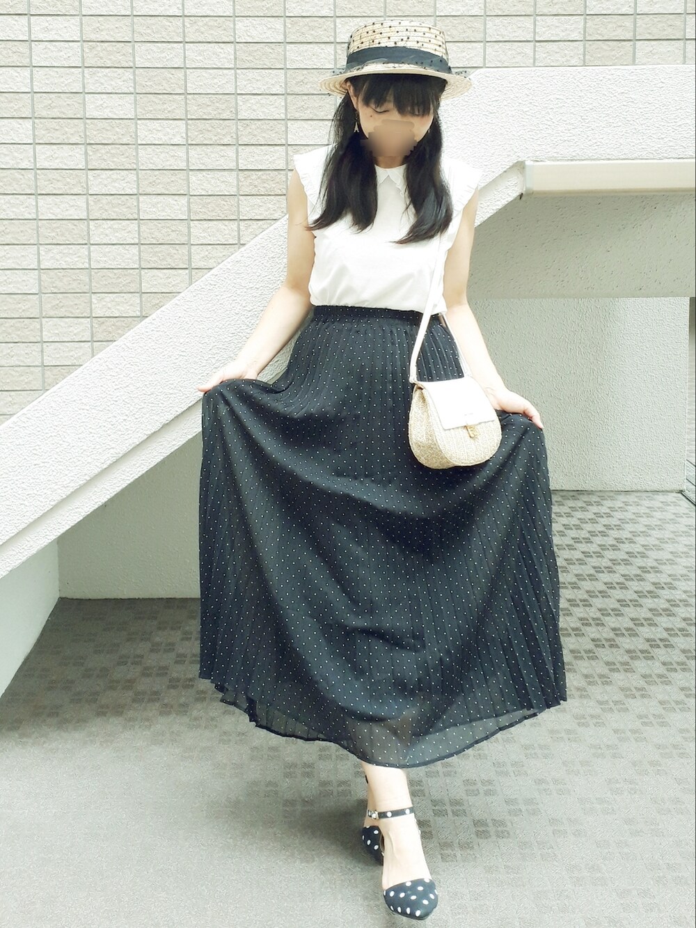 ホワイト系のシャツ/ブラウス、ブラック系のスカート、ホワイト系のショルダーバッグを着用したレディースの夏コーディネートの4枚目の写真