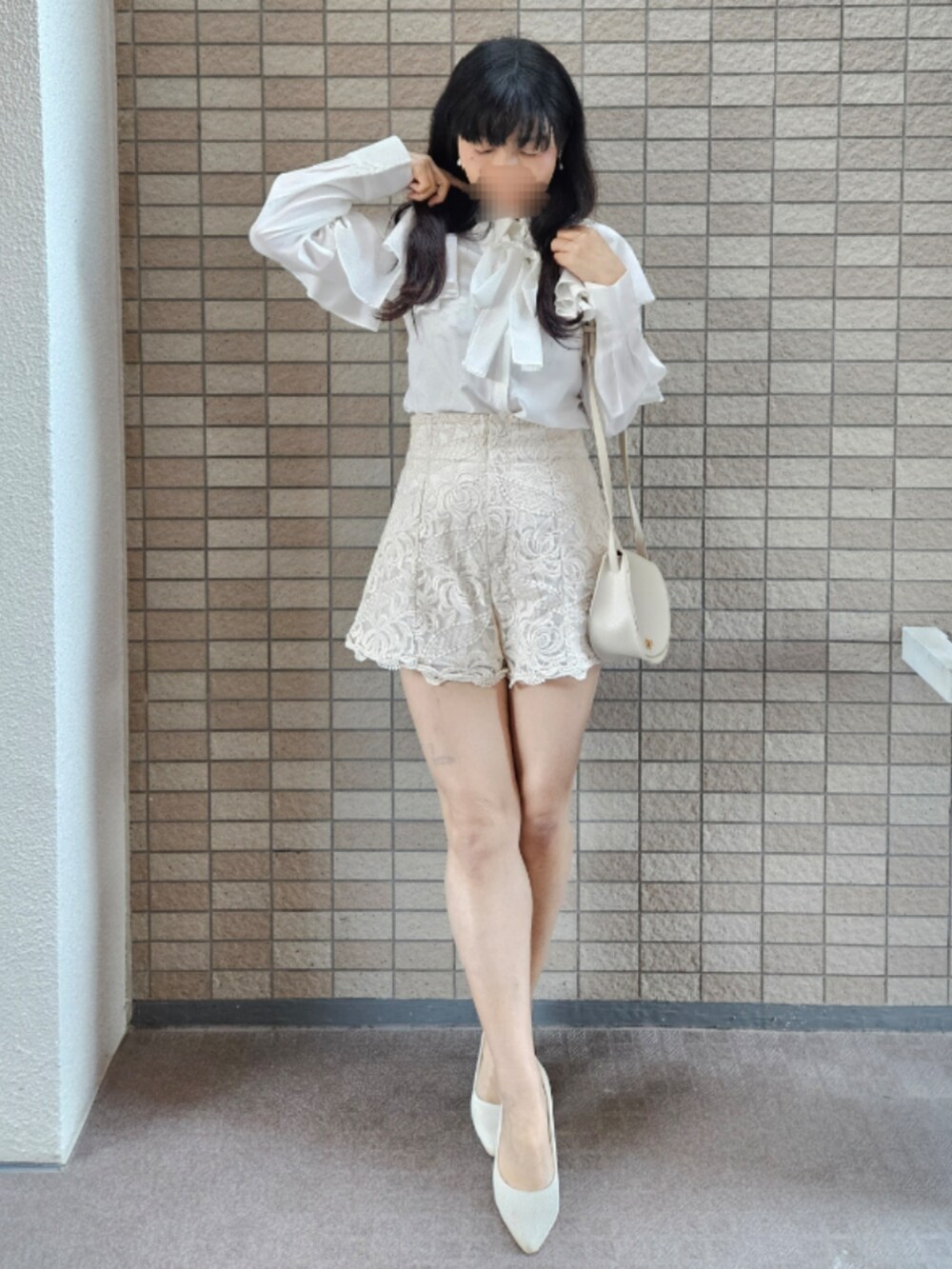 「ジャケットスタイル、春のNewスタイル、春コーデ、ショートパンツ、フリルブラウス、ブラウン×ホワイト、きれいめコーディネート、フェミニン、きれいめカジュアル、大人ガーリー、低身長コーデ、お出かけコーデ、オフィスカジュアル、デートコーデ、大人コーデ」｜「MERCURYDUOの3WAYラッフルロングスリーブブラウス（シャツ/ブラウス、ホワイト系）」を使った、こうめさん（レディース・155cm）の春コーディネートの3枚目の写真