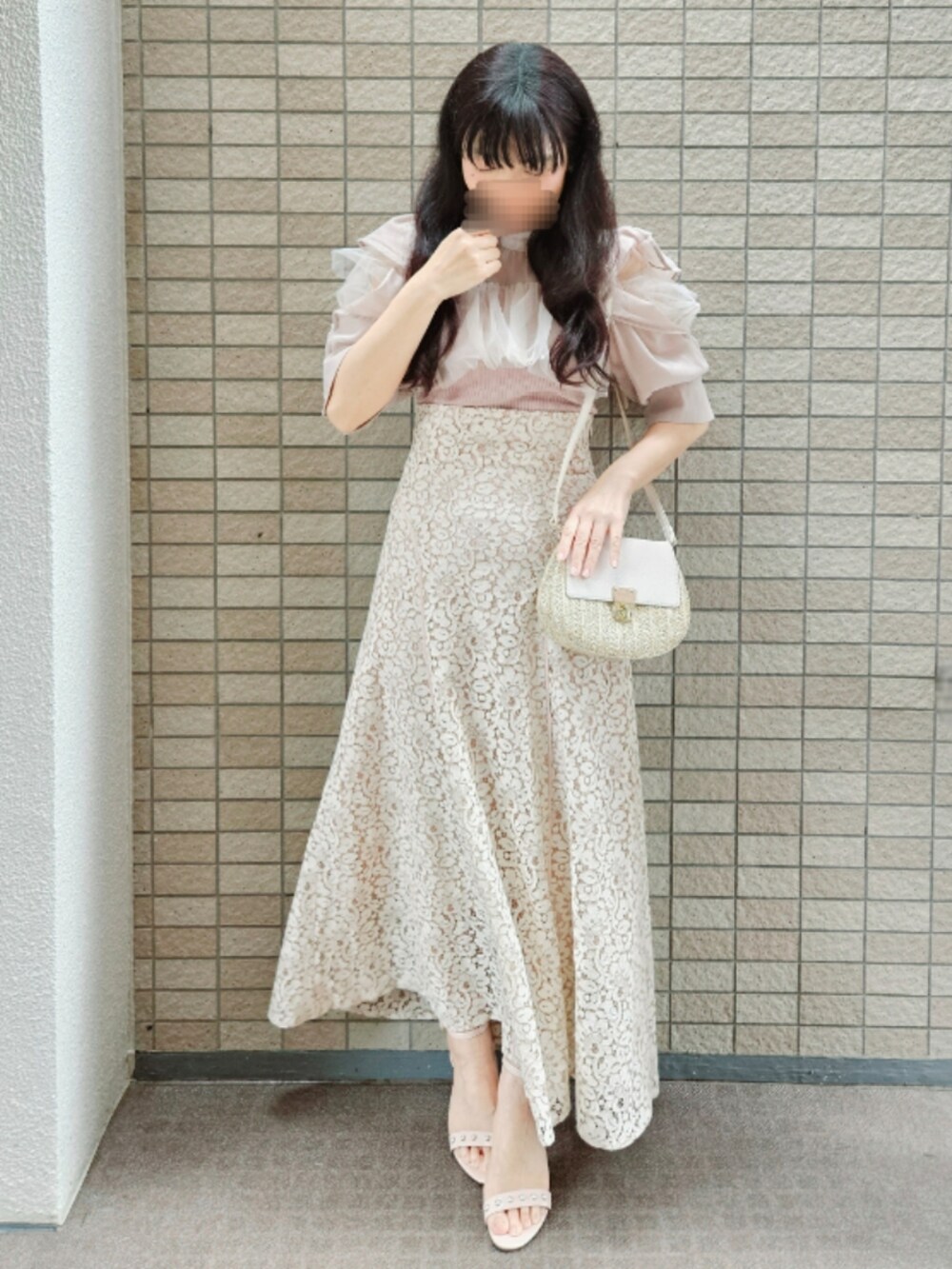 「デートコーデ、夏コーデ、淡色コーデ、レーススカート、マーメイドスカート、バックリボン、シースルートップス、チュールトップス、ボリューム袖、ワントーンコーデ、大人ガーリー、フェミニン、きれいめコーディネート、低身長コーデ、お出かけコーデ」｜「dazzlinのパステルレースフレアスカート（スカート、ピンク系）」を使った、こうめさん（レディース・155cm）の春コーディネートの2枚目の写真