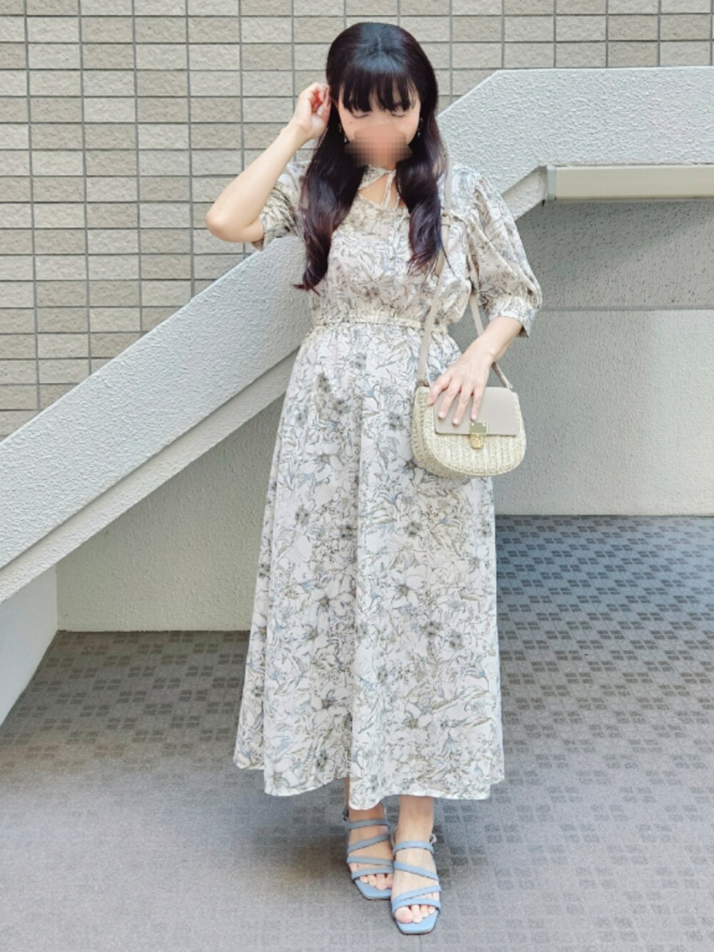 「春夏コーデ、ワンピース、初夏コーデ、大人ガーリー、お出かけコーデ、デートスタイル（WOMEN）、きれいめコーディネート、フェミニン、サンダル、かごバッグ、大人かわいい、低身長コーデ、爽やかコーデ、花柄ワンピース」｜「tiptopの半袖ワンピース（ワンピース、ベージュ系）」を使った、こうめさん（レディース・155cm）の春コーディネートの3枚目の写真