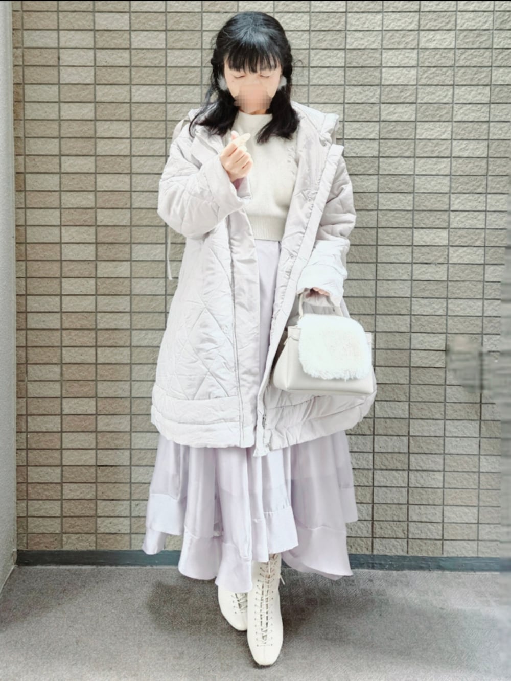 ホワイト系のジャケット/アウター、ベージュ系のスカート、ホワイト系のニット/セーターを着用したレディースの冬コーディネートの2枚目の写真