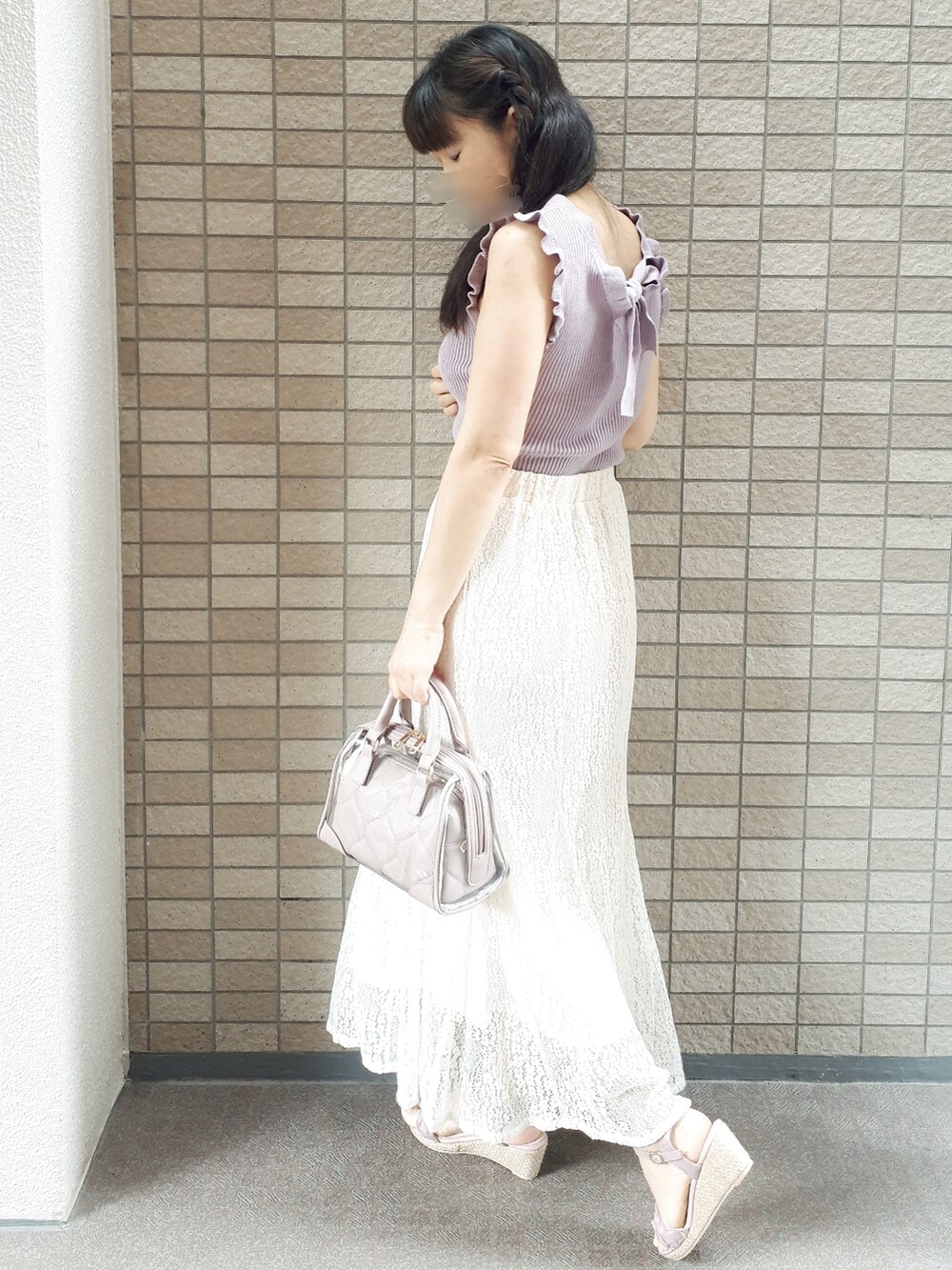 パープル系のニット/セーター、ホワイト系のスカート、パープル系のバッグを着用したレディースの夏コーディネートの4枚目の写真