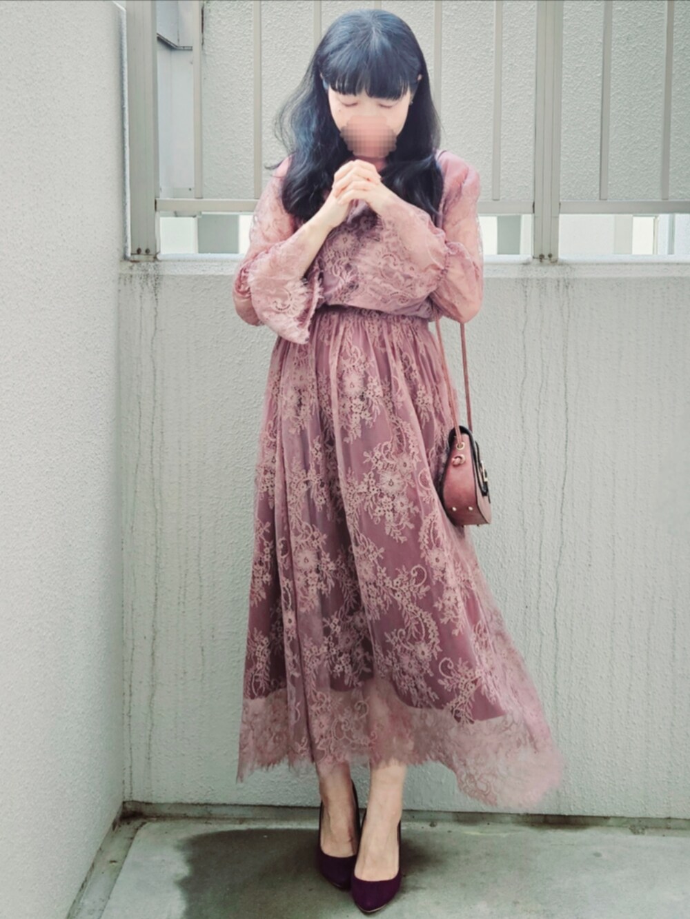 ピンク系のワンピース、パープル系のショルダーバッグ、パープル系のパンプスを着用したレディースの春コーディネートの3枚目の写真