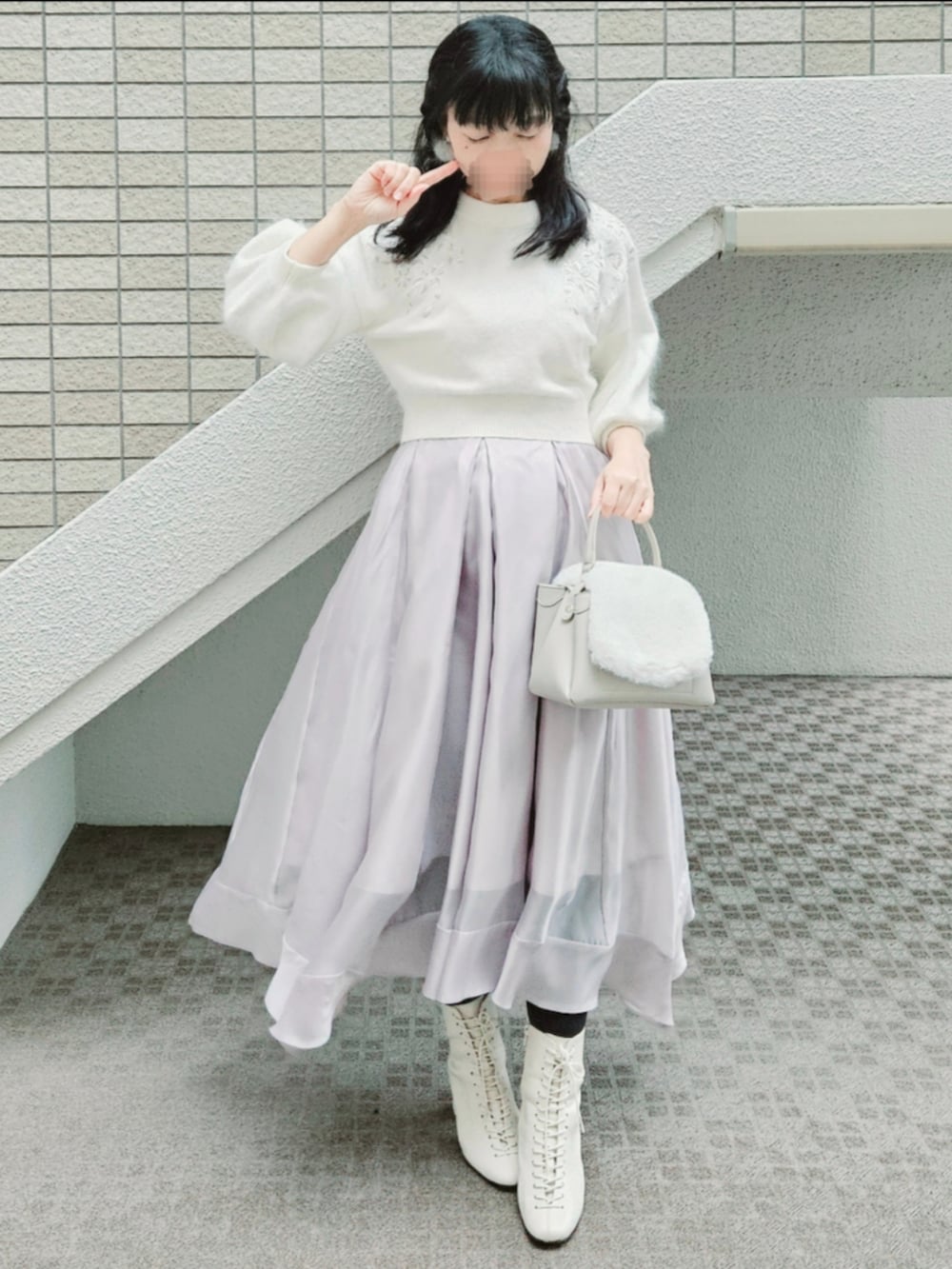 ホワイト系のジャケット/アウター、ベージュ系のスカート、ホワイト系のニット/セーターを着用したレディースの冬コーディネートの4枚目の写真