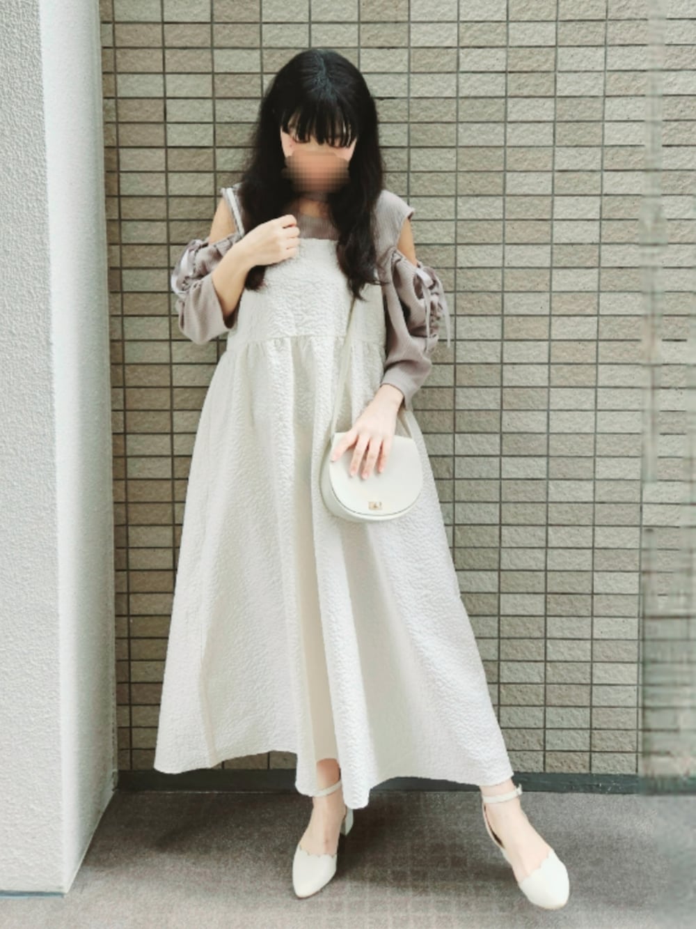 「キャミワンピ、ホワイト×ベージュ、ジャガードワンピース、淡色コーデ、オープンショルダー、初夏コーデ、春夏コーデ、大人ガーリー、低身長コーデ、お出かけコーデ、フェミニン、きれいめコーディネート、デートコーデ、大人かわいい、ワントーンコーデ」｜「dazzlinのショルダー2WAYギャザートップス（Tシャツ/カットソー、ベージュ系）」を使った、こうめさん（レディース・155cm）の春コーディネートの3枚目の写真