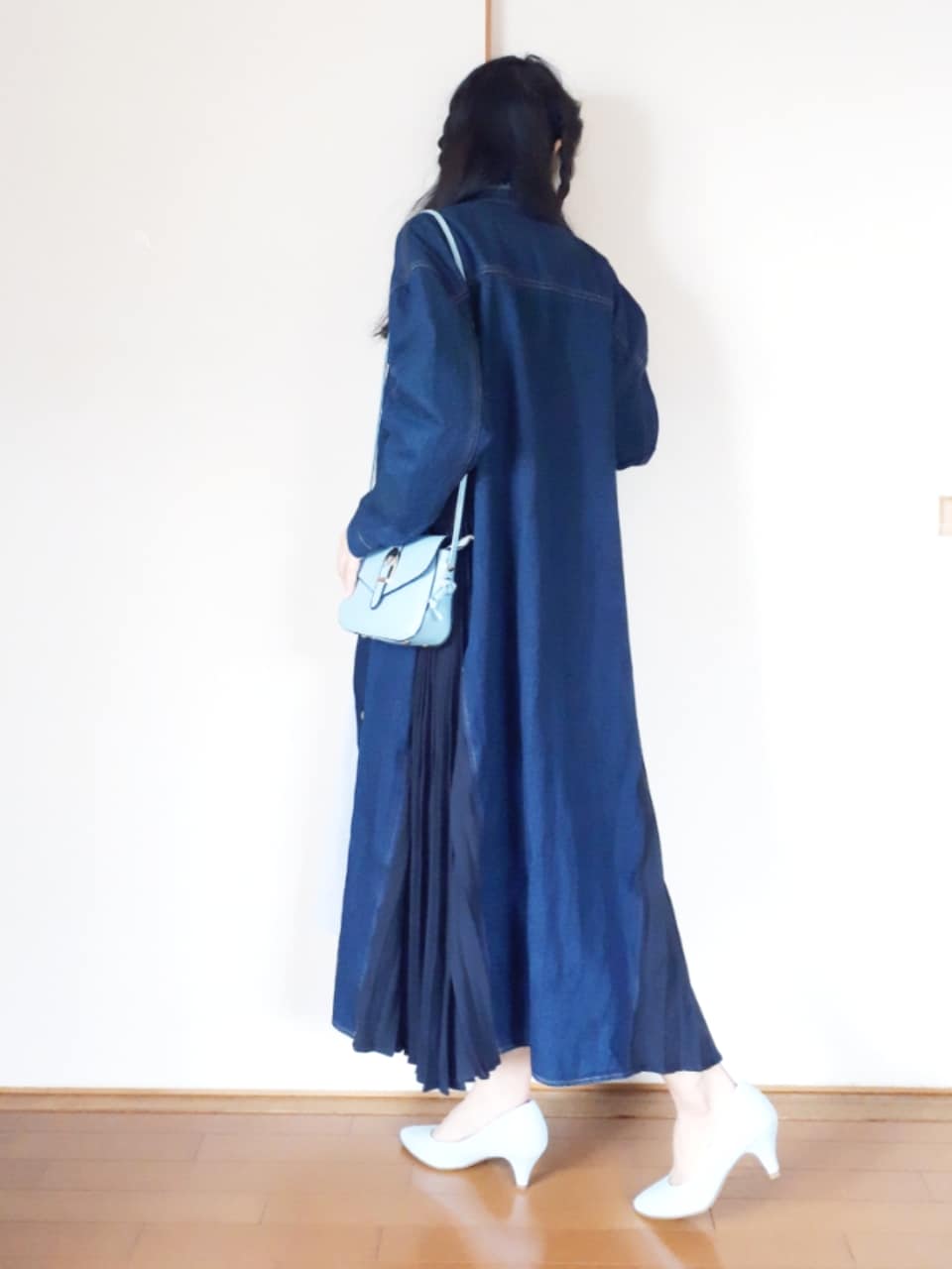 ブルー系のデニムジャケット、その他のワンピース、ブルー系のパンプスを着用したレディースの春コーディネートの3枚目の写真