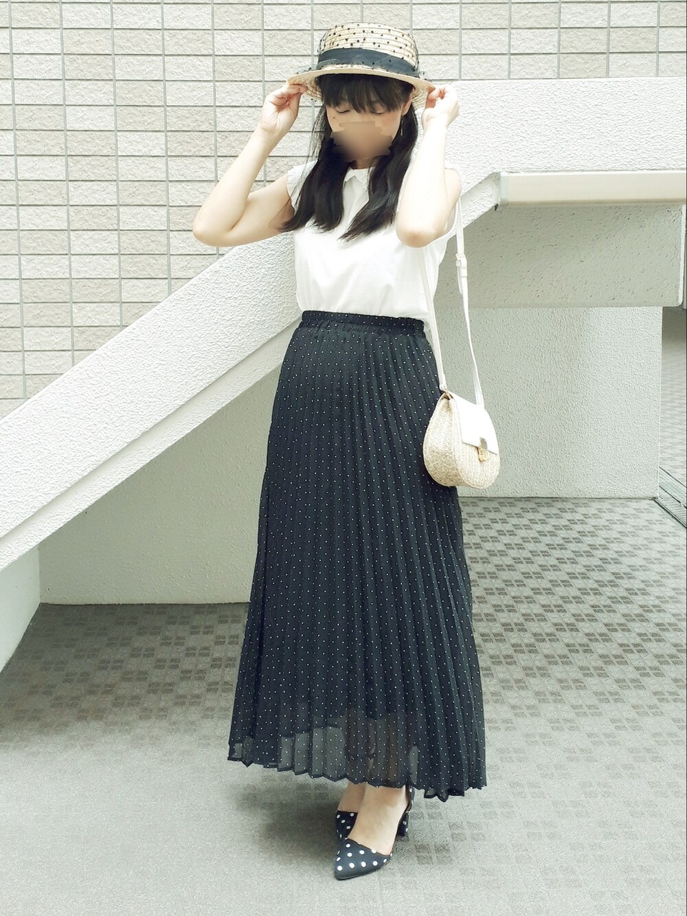 ホワイト系のシャツ/ブラウス、ブラック系のスカート、ホワイト系のショルダーバッグを着用したレディースの夏コーディネートの2枚目の写真