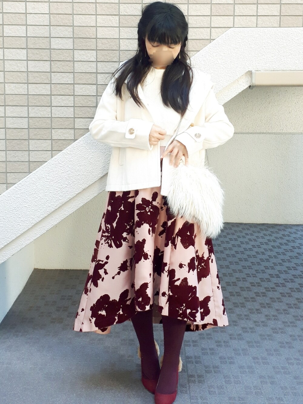 「大人ガーリー、冬コーデ、ダッフルコート、花柄スカート、ショートコート、シャギーニット、キレイめ、大人女子、白×赤、ホワイト×レッド、ピンク×白、フィッシュテール、フェザー、赤パンプス、低身長コーデ」|「earth music&ecologyのダッフルコート(ダッフルコート、ホワイト系)」を使った、こうめさん(レディース・155cm)の冬コーディネートの2枚目の写真