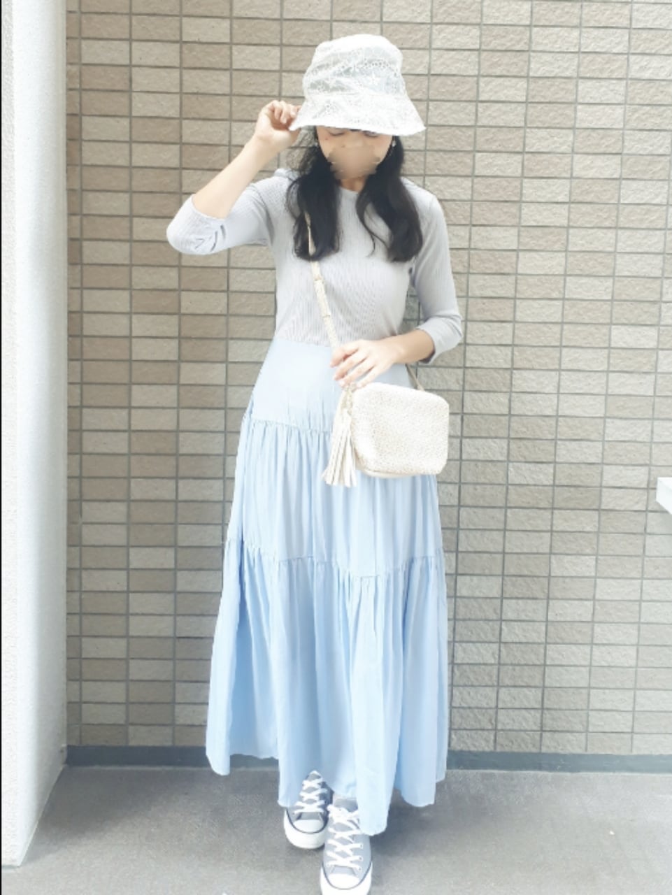 ブルー系のテーラードジャケット、ブルー系のワンピース、ベージュ系のショルダーバッグを着用したレディースの秋コーディネートの4枚目の写真