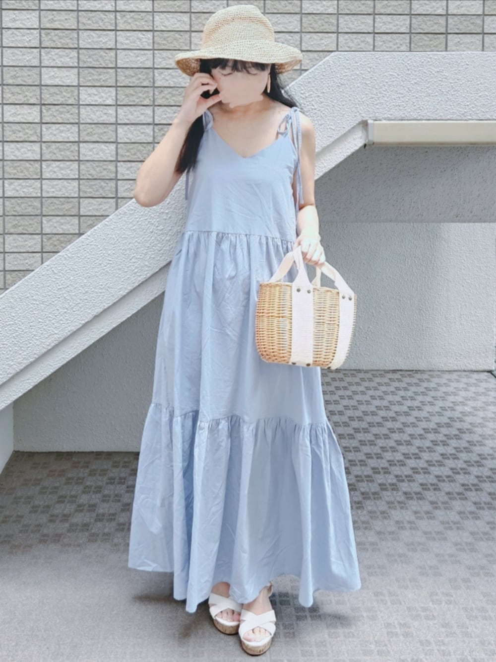 「夏コーデ、キャミワンピ、ティアードワンピース、爽やかコーデ、ブルー×ホワイト、麦わら帽子、キレイめ、フェミニン、大人ガーリー、低身長、お出かけコーデ、大人かわいい、リゾートスタイル、カジュアルガーリー」｜「paravionの肩リボンティアードキャミワンピース（ワンピース、ブルー系）」を使った、こうめさん（レディース・155cm）の夏コーディネートの2枚目の写真