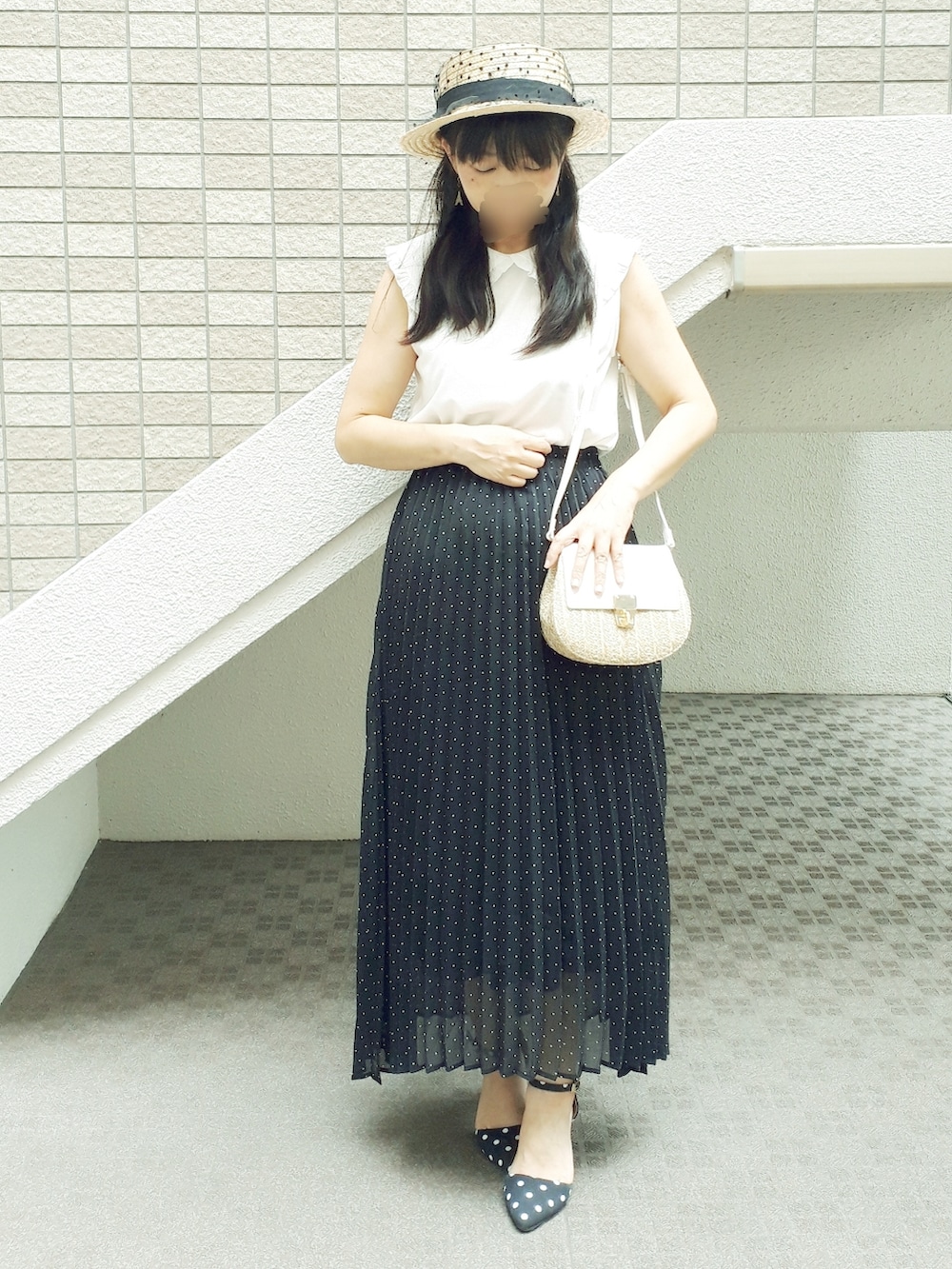 ホワイト系のシャツ/ブラウス、ブラック系のスカート、ホワイト系のショルダーバッグを着用したレディースの夏コーディネートの3枚目の写真