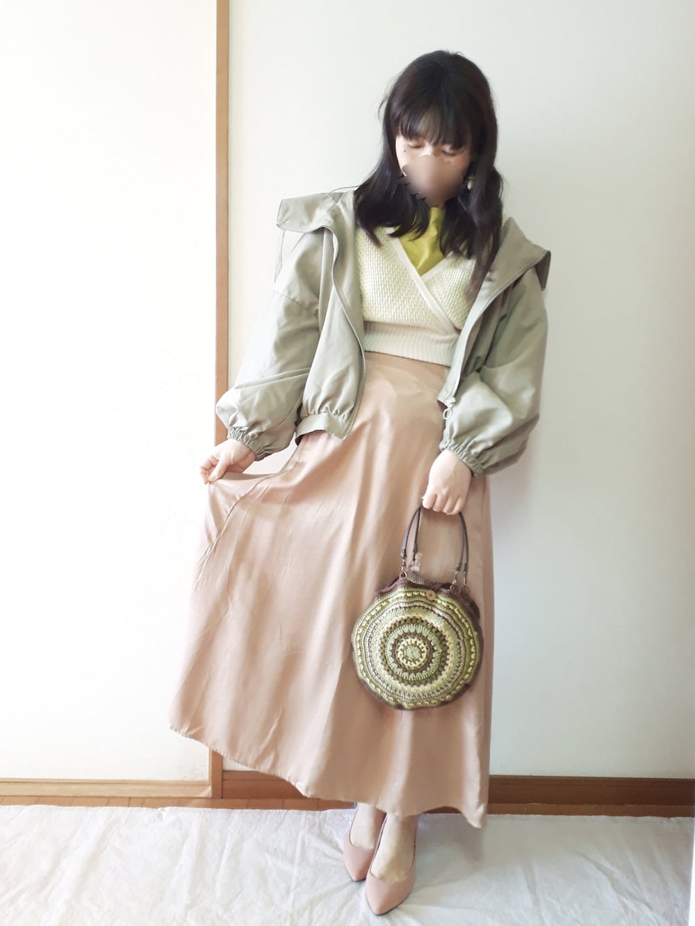 グリーン系のテーラードジャケット、グリーン系のニット/セーター、グリーン系のシャツ/ブラウスを着用したレディースの春コーディネートの2枚目の写真