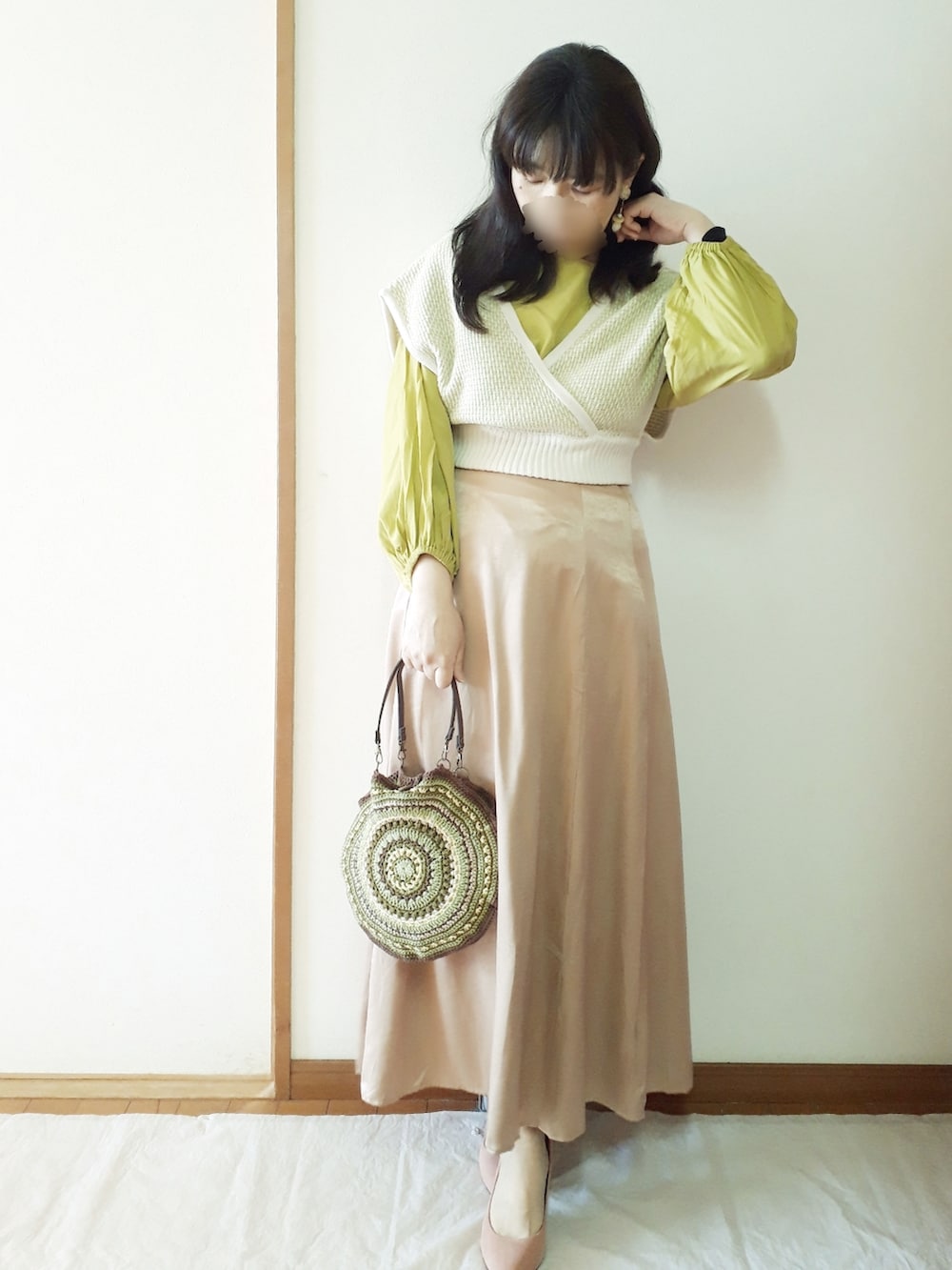 グリーン系のテーラードジャケット、グリーン系のニット/セーター、グリーン系のシャツ/ブラウスを着用したレディースの春コーディネートの4枚目の写真