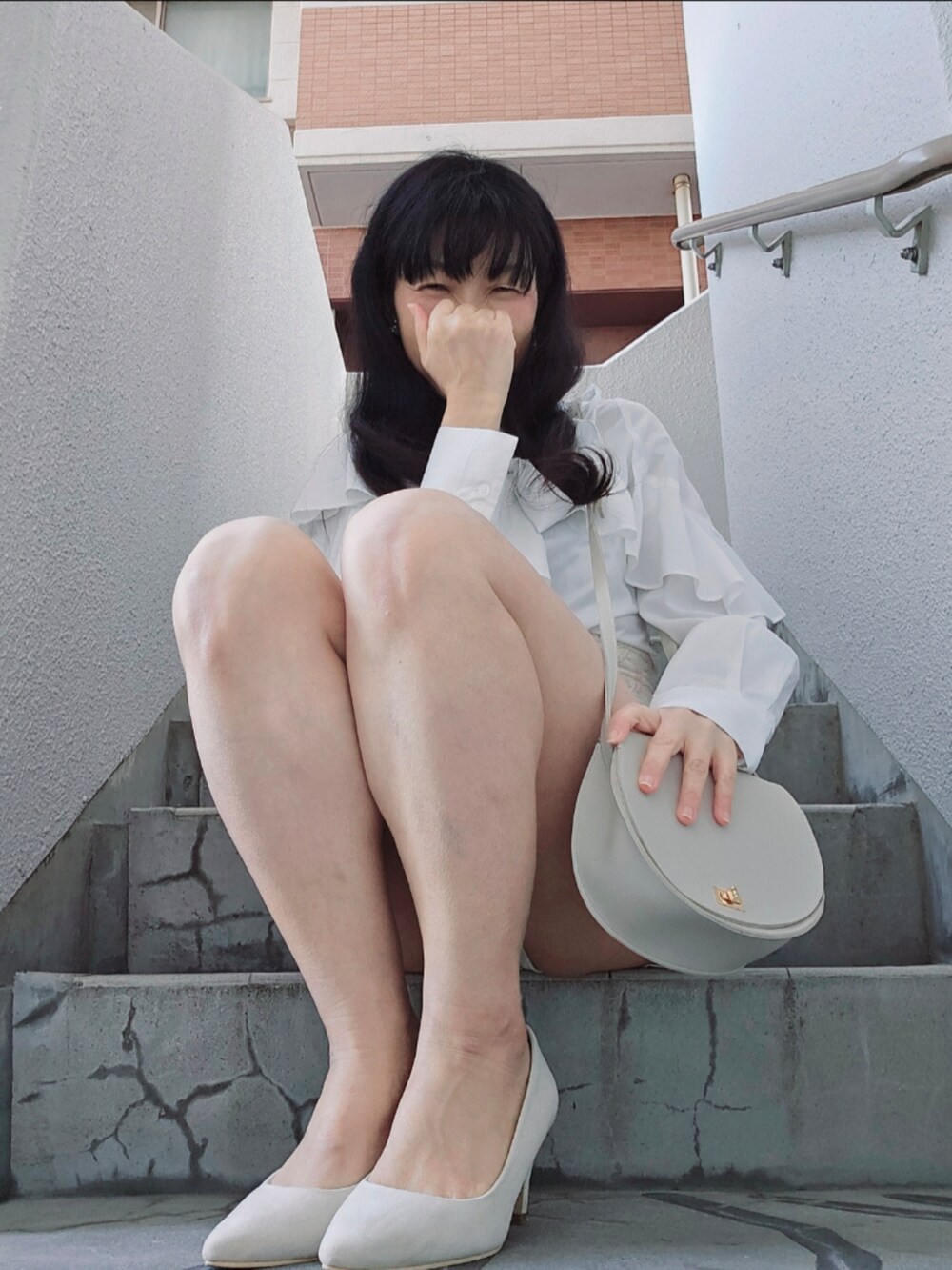 「ジャケットスタイル、春のNewスタイル、春コーデ、ショートパンツ、フリルブラウス、ブラウン×ホワイト、きれいめコーディネート、フェミニン、きれいめカジュアル、大人ガーリー、低身長コーデ、お出かけコーデ、オフィスカジュアル、デートコーデ、大人コーデ」｜「MERCURYDUOの3WAYラッフルロングスリーブブラウス（シャツ/ブラウス、ホワイト系）」を使った、こうめさん（レディース・155cm）の春コーディネートの5枚目の写真