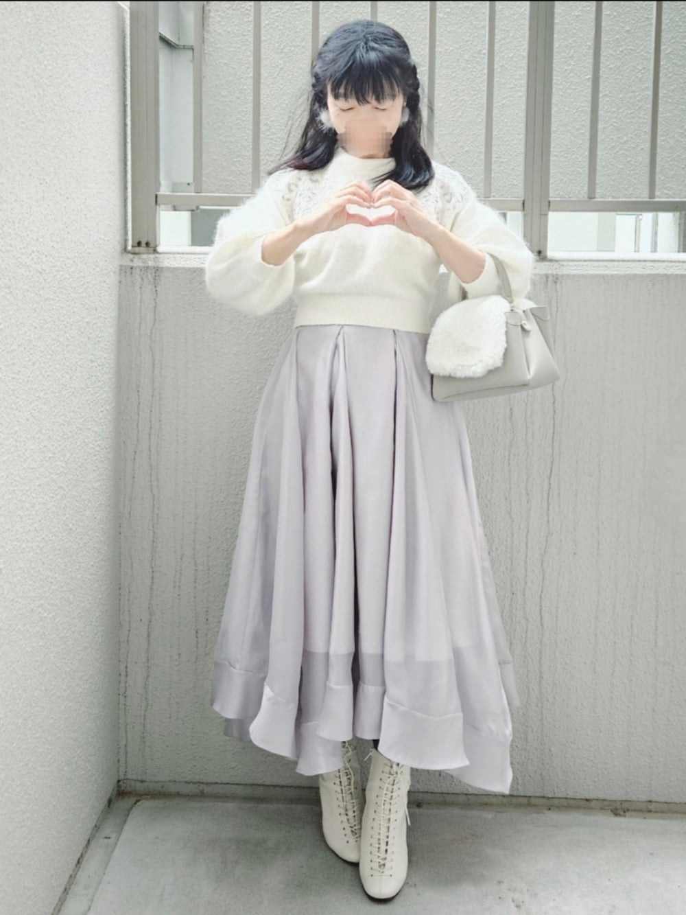 ホワイト系のジャケット/アウター、ベージュ系のスカート、ホワイト系のニット/セーターを着用したレディースの冬コーディネートの5枚目の写真