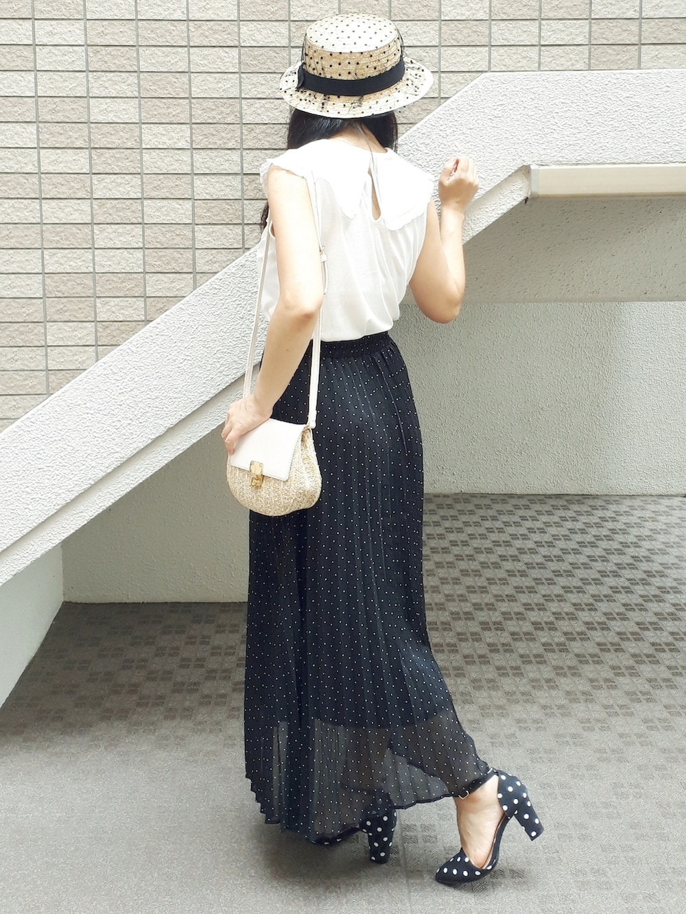 ホワイト系のシャツ/ブラウス、ブラック系のスカート、ホワイト系のショルダーバッグを着用したレディースの夏コーディネートの5枚目の写真