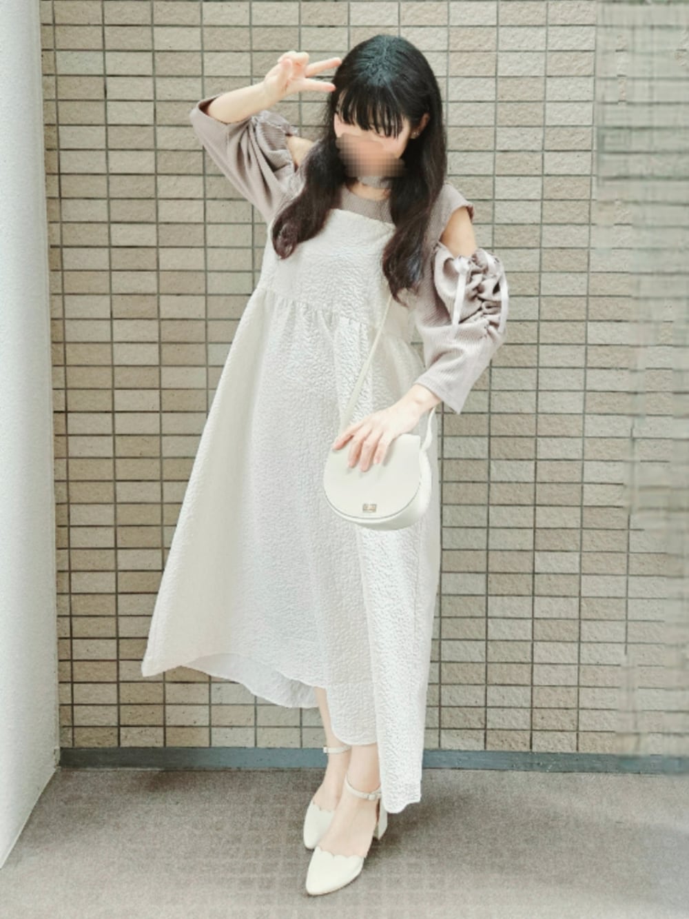 「キャミワンピ、ホワイト×ベージュ、ジャガードワンピース、淡色コーデ、オープンショルダー、初夏コーデ、春夏コーデ、大人ガーリー、低身長コーデ、お出かけコーデ、フェミニン、きれいめコーディネート、デートコーデ、大人かわいい、ワントーンコーデ」｜「dazzlinのショルダー2WAYギャザートップス（Tシャツ/カットソー、ベージュ系）」を使った、こうめさん（レディース・155cm）の春コーディネートの4枚目の写真
