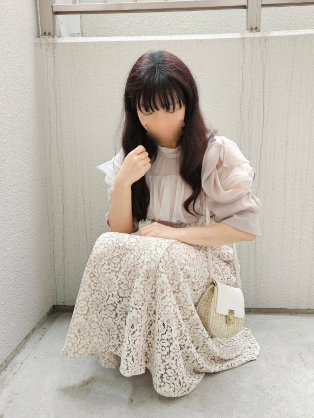「デートコーデ、夏コーデ、淡色コーデ、レーススカート、マーメイドスカート、バックリボン、シースルートップス、チュールトップス、ボリューム袖、ワントーンコーデ、大人ガーリー、フェミニン、きれいめコーディネート、低身長コーデ、お出かけコーデ」｜「dazzlinのパステルレースフレアスカート（スカート、ピンク系）」を使った、こうめさん（レディース・155cm）の春コーディネートの5枚目の写真