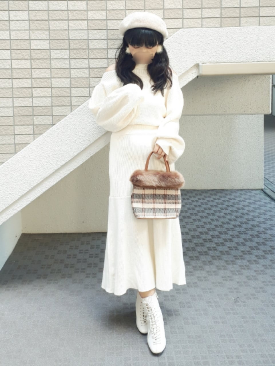 ベージュ系のその他アウター、ホワイト系のワンピース、ホワイト系のブーツを着用したレディースの秋コーディネートの3枚目の写真