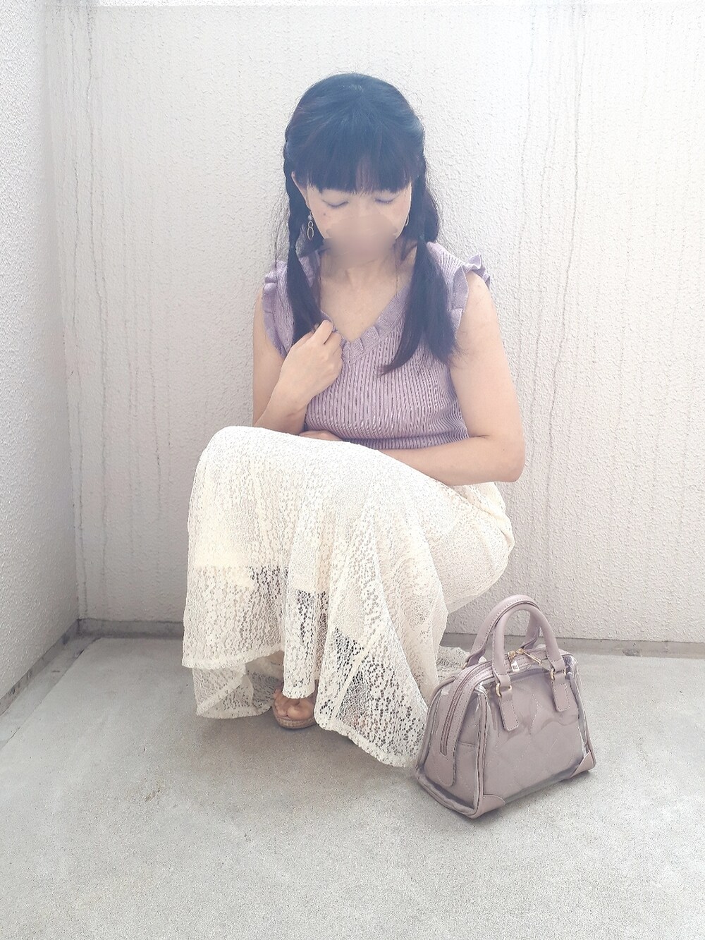パープル系のニット/セーター、ホワイト系のスカート、パープル系のバッグを着用したレディースの夏コーディネートの5枚目の写真