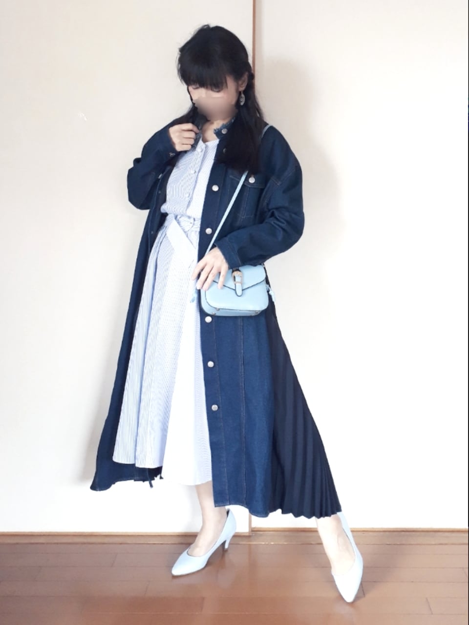 ブルー系のデニムジャケット、その他のワンピース、ブルー系のパンプスを着用したレディースの春コーディネートの2枚目の写真