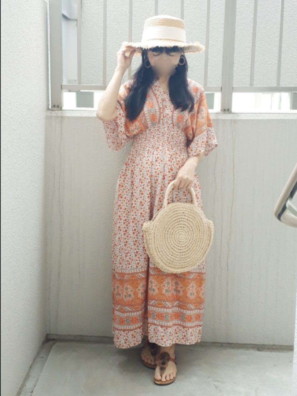 「夏コーデ、休日コーデ、楽チンコーデ、エスニック、ロングワンピース、リゾートスタイル、ビーズサンダル、麦わら帽子、かごバッグ、サークルバッグ、大人カジュアル、大人ガーリー、カラフル、オレンジ、ビタミンカラー」｜「fifthの【スタイリストレコメンド】エスニックプリントギャザーワンピース（ワンピース、オレンジ系）」を使った、こうめさん（レディース・155cm）の夏コーディネートの2枚目の写真