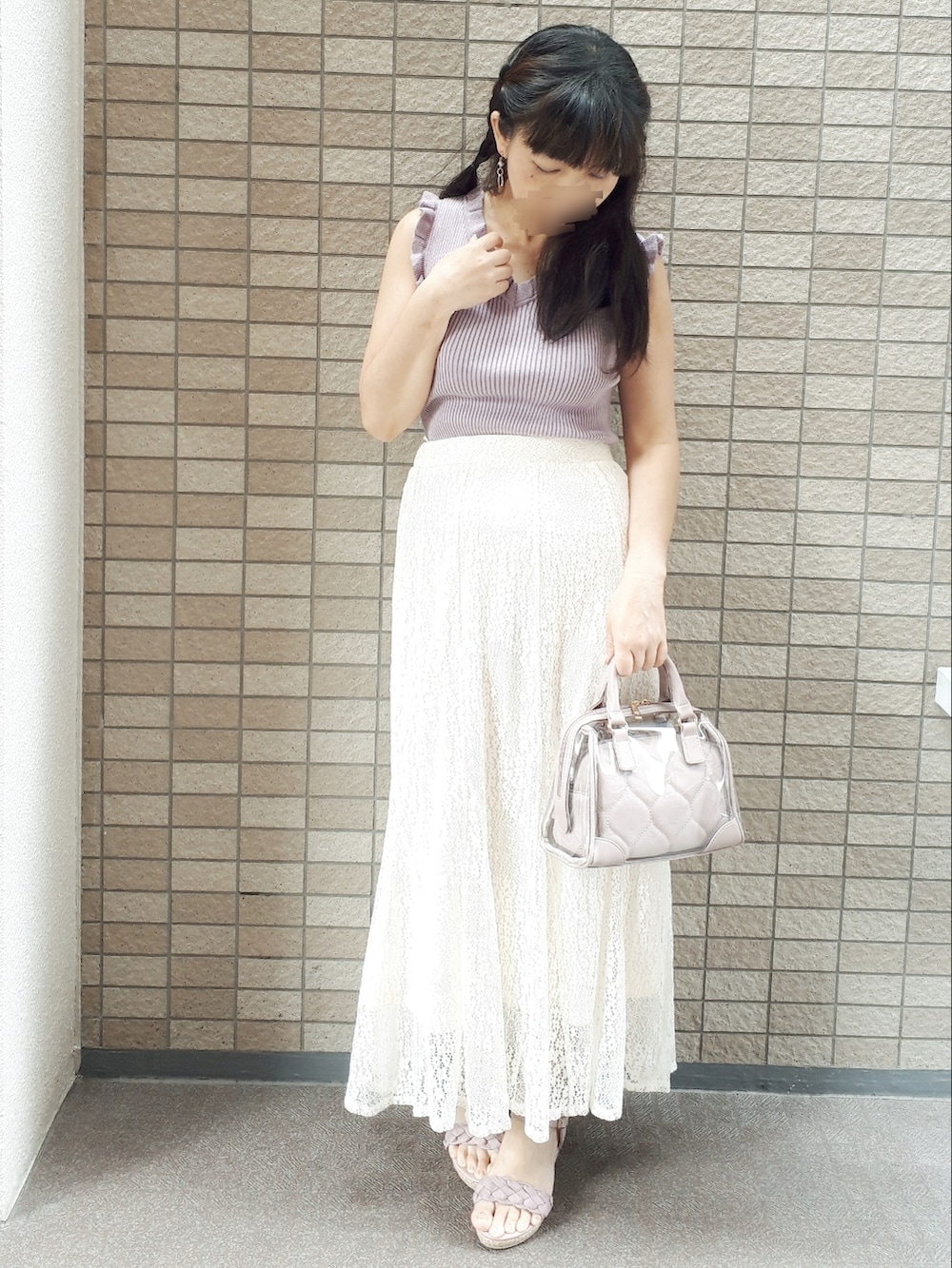 パープル系のニット/セーター、ホワイト系のスカート、パープル系のバッグを着用したレディースの夏コーディネートの3枚目の写真