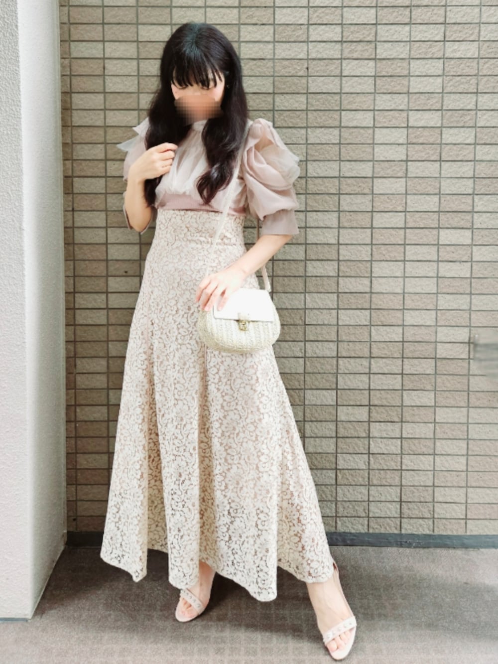 「デートコーデ、夏コーデ、淡色コーデ、レーススカート、マーメイドスカート、バックリボン、シースルートップス、チュールトップス、ボリューム袖、ワントーンコーデ、大人ガーリー、フェミニン、きれいめコーディネート、低身長コーデ、お出かけコーデ」｜「dazzlinのパステルレースフレアスカート（スカート、ピンク系）」を使った、こうめさん（レディース・155cm）の春コーディネートの3枚目の写真
