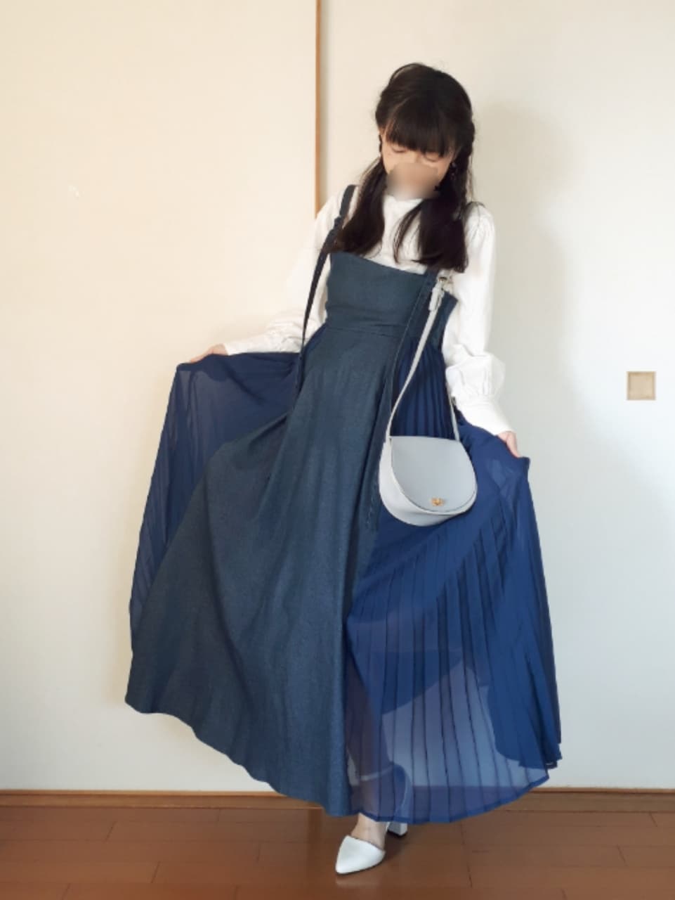 ブルー系のデニムジャケット、ブルー系のワンピース、ブルー系のショルダーバッグを着用したレディースの春コーディネートの3枚目の写真