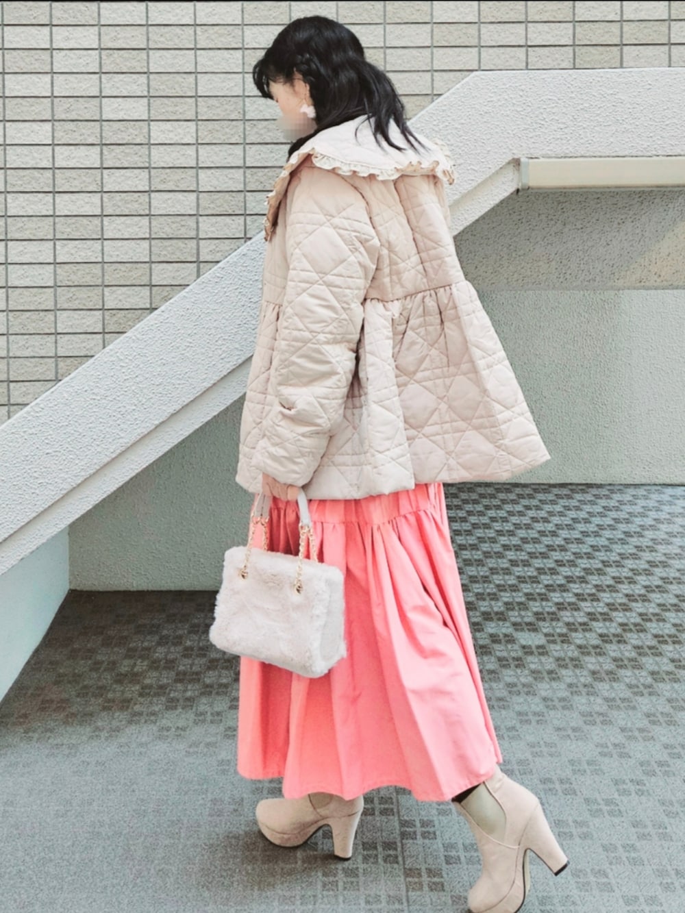 ベージュ系のその他アウター、ベージュ系のニット/セーター、ピンク系のスカートを着用したレディースの冬コーディネートの3枚目の写真