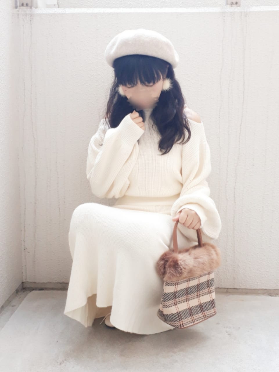 ベージュ系のその他アウター、ホワイト系のワンピース、ホワイト系のブーツを着用したレディースの秋コーディネートの5枚目の写真