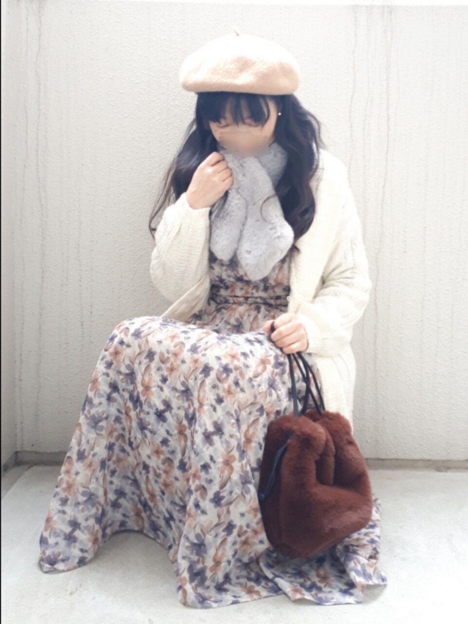 オレンジ系のワンピース、ブラウン系のイヤリング、グレー系のマフラーを着用したレディースの冬コーディネートの5枚目の写真