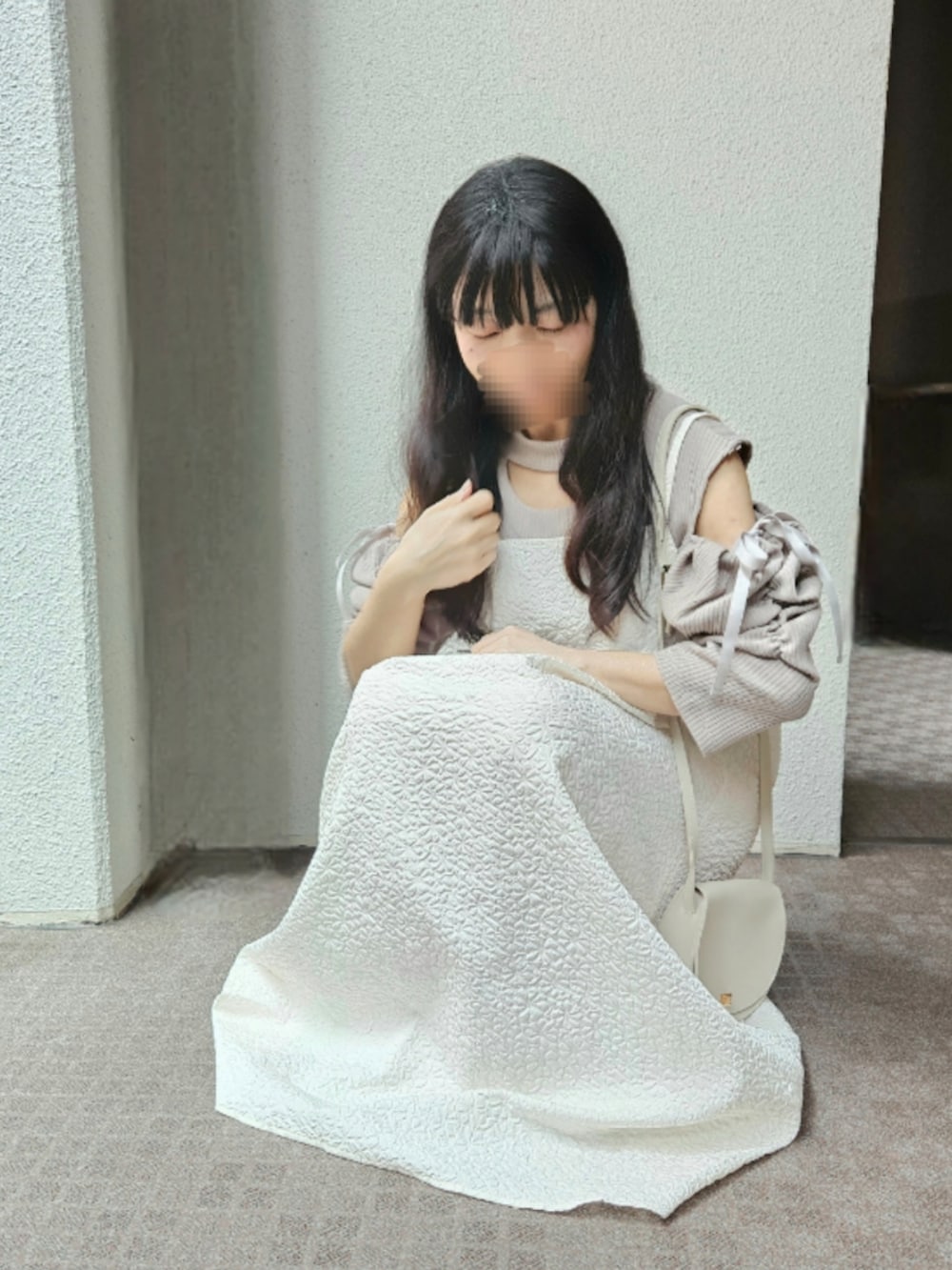 「キャミワンピ、ホワイト×ベージュ、ジャガードワンピース、淡色コーデ、オープンショルダー、初夏コーデ、春夏コーデ、大人ガーリー、低身長コーデ、お出かけコーデ、フェミニン、きれいめコーディネート、デートコーデ、大人かわいい、ワントーンコーデ」｜「dazzlinのショルダー2WAYギャザートップス（Tシャツ/カットソー、ベージュ系）」を使った、こうめさん（レディース・155cm）の春コーディネートの5枚目の写真