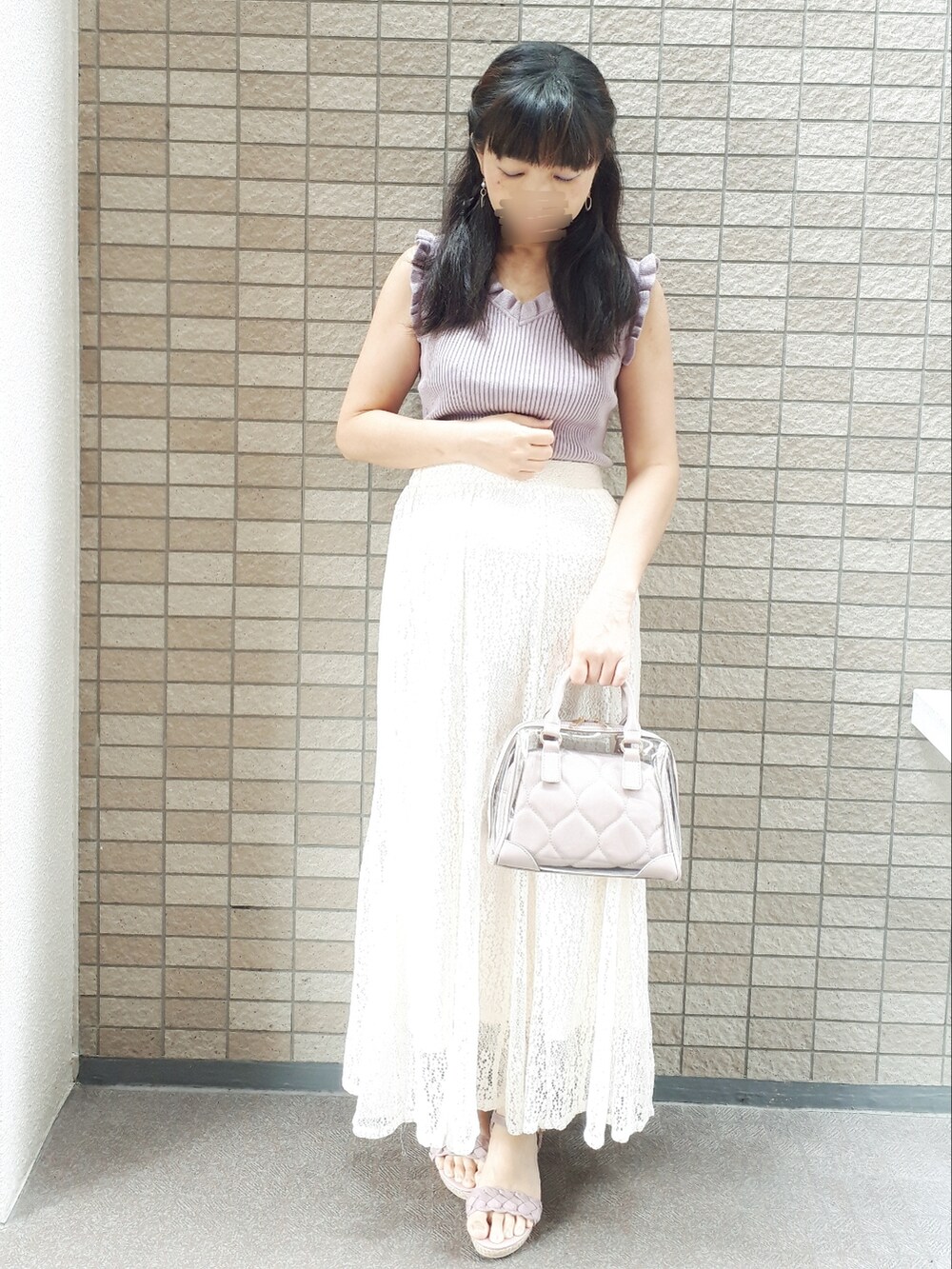 パープル系のニット/セーター、ホワイト系のスカート、パープル系のバッグを着用したレディースの夏コーディネートの2枚目の写真