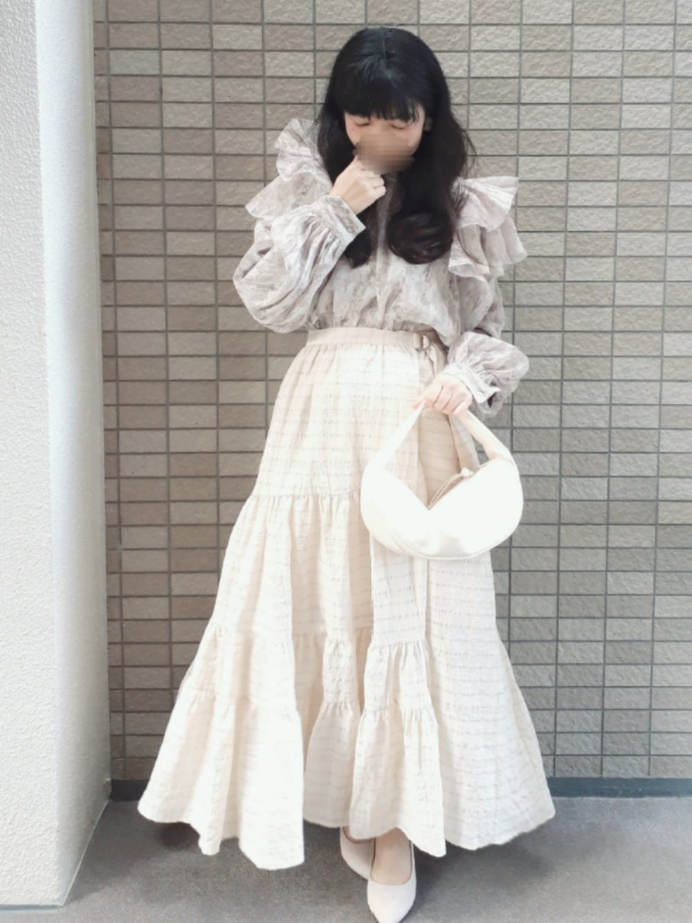 ベージュ系のスカート、ベージュ系のシャツ/ブラウス、ホワイト系のカーディガン/ボレロを着用したレディースの春コーディネートの3枚目の写真