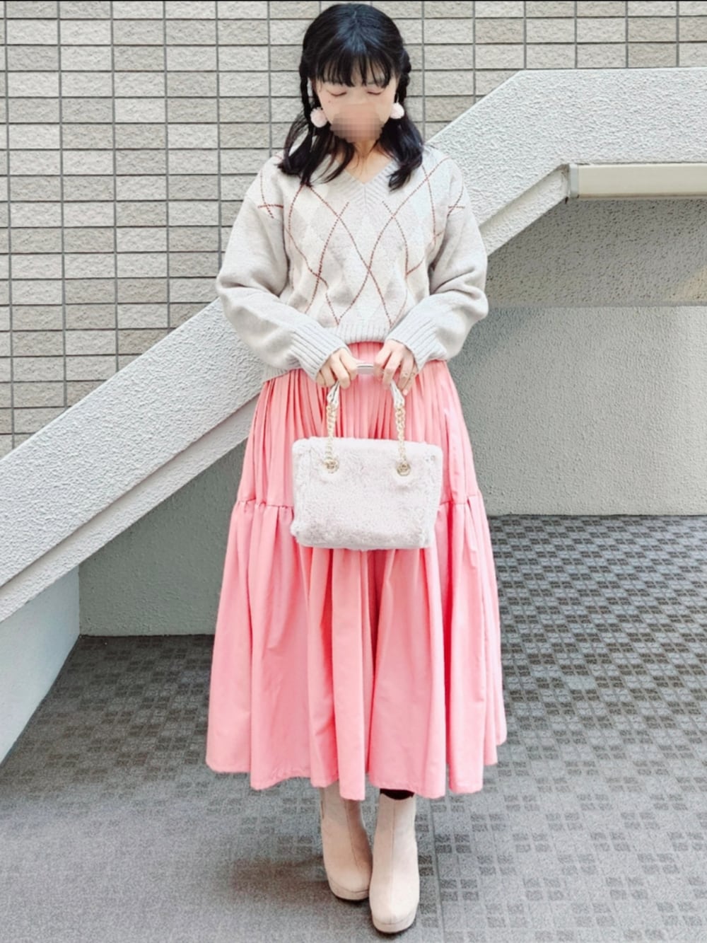ベージュ系のその他アウター、ベージュ系のニット/セーター、ピンク系のスカートを着用したレディースの冬コーディネートの4枚目の写真
