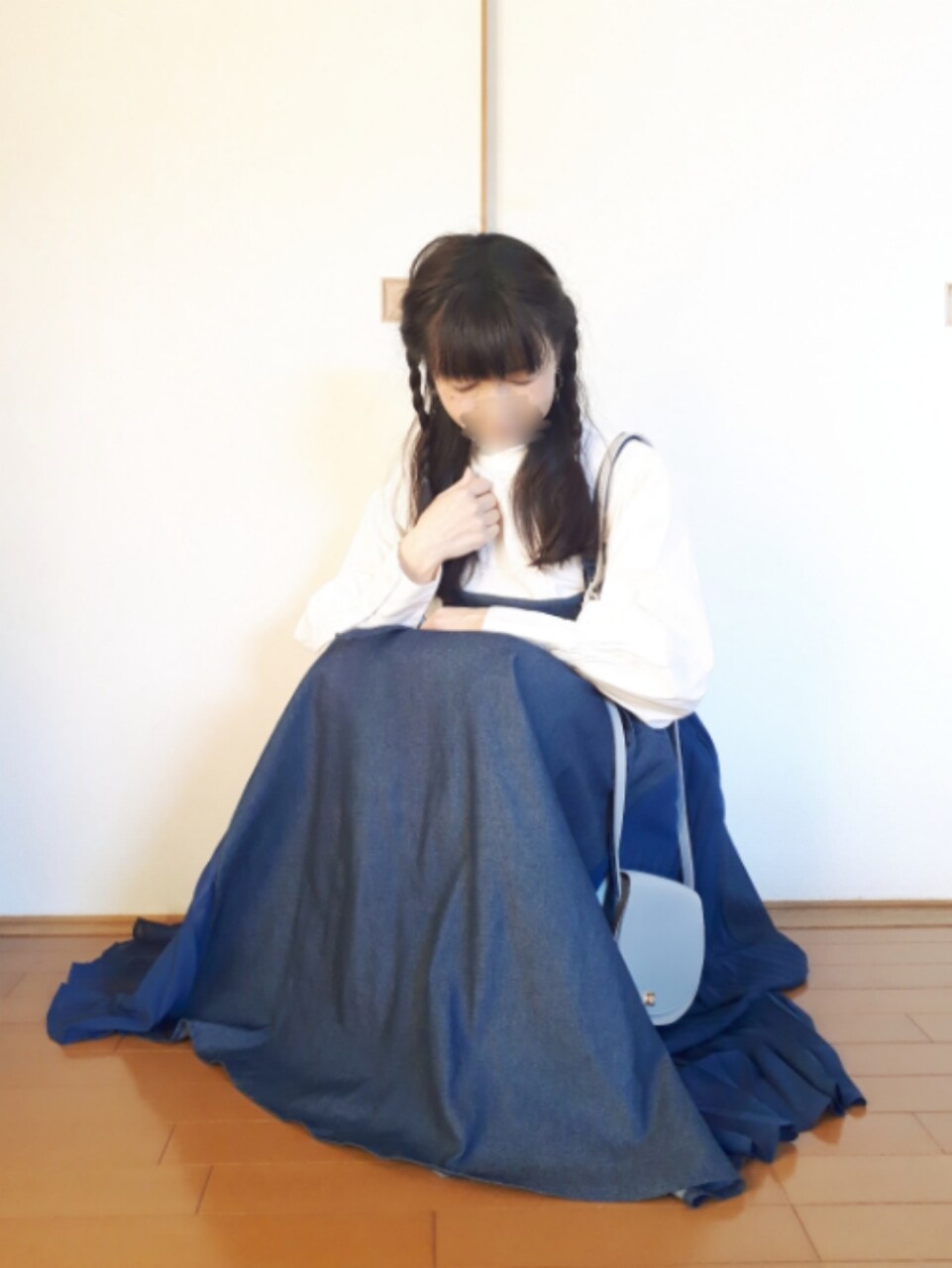 ブルー系のデニムジャケット、ブルー系のワンピース、ブルー系のショルダーバッグを着用したレディースの春コーディネートの5枚目の写真