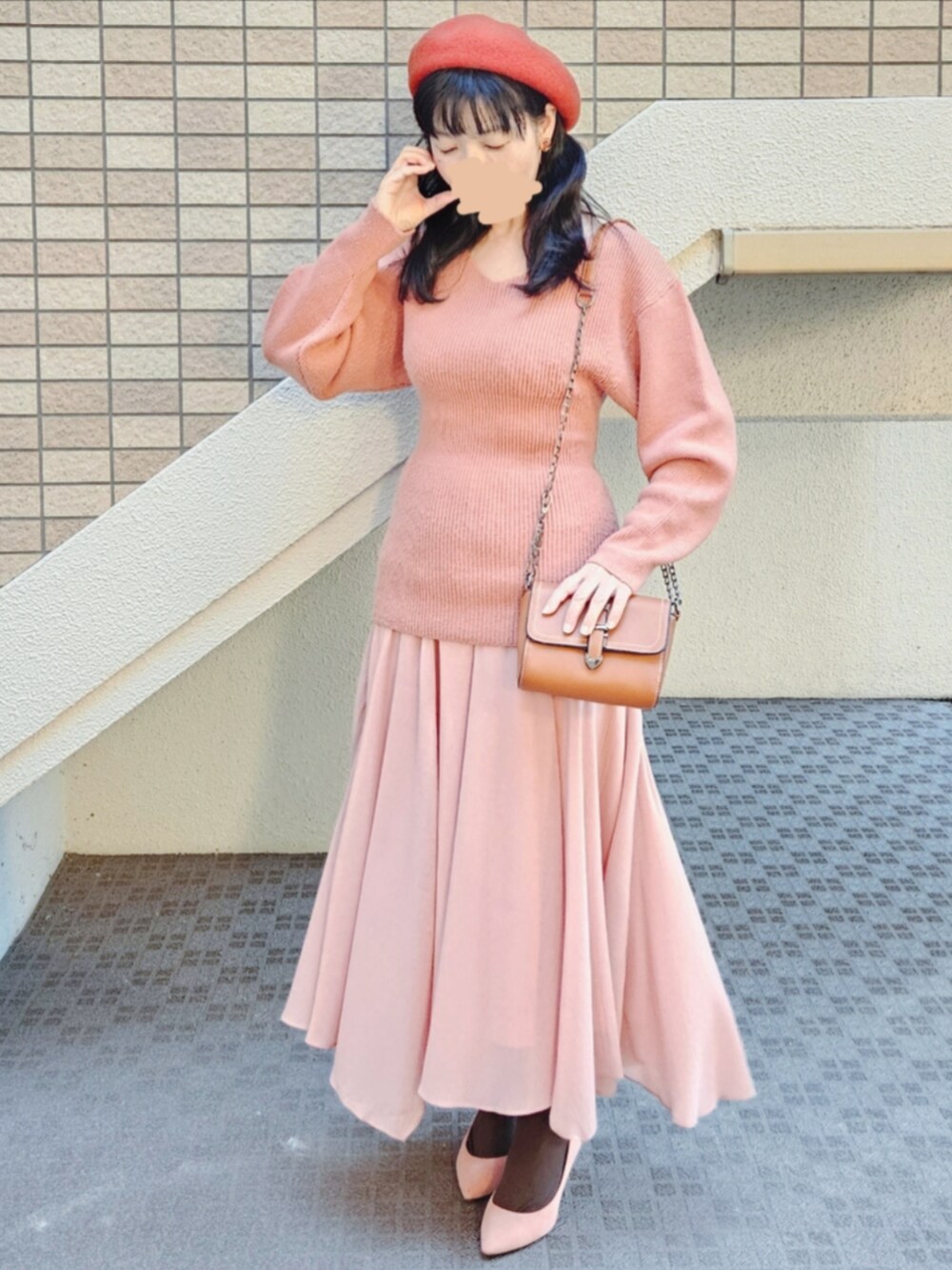 ピンク系のセットアップ、ブラウン系のショルダーバッグ、ピンク系のパンプスを着用したレディースの冬コーディネートの2枚目の写真