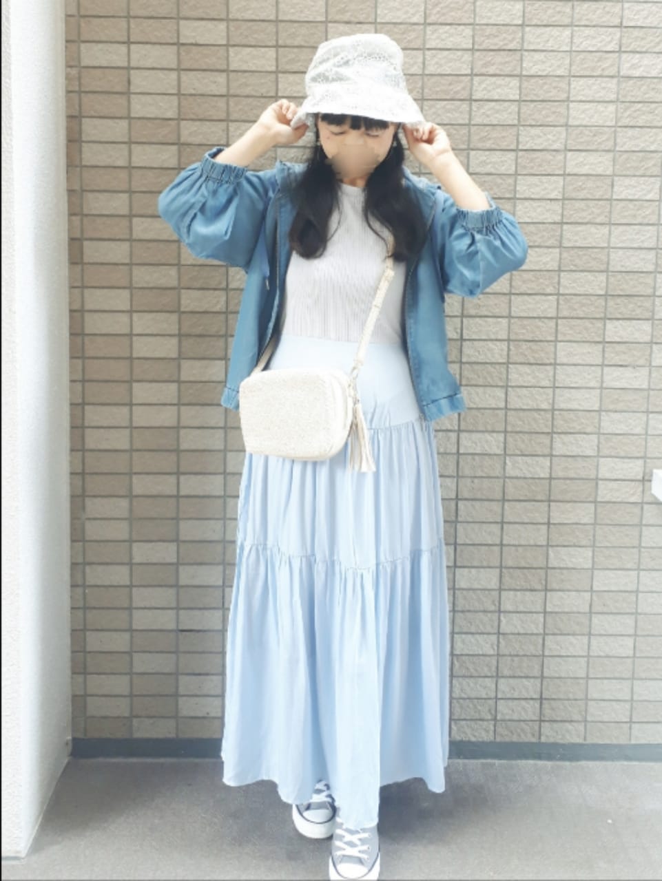 ブルー系のテーラードジャケット、ブルー系のワンピース、ベージュ系のショルダーバッグを着用したレディースの秋コーディネートの3枚目の写真