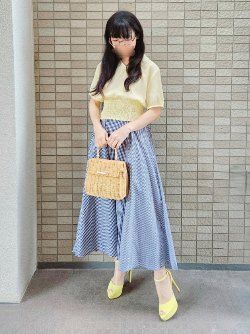 「メガネ女子、夏コーデ、ギンガムチェック、イエロー×ブルー、ネイビー×イエロー、かごバッグ、サンダル、カラーコーデ、きれいめカジュアル、大人ガーリー、低身長コーデ、きれいめコーディネート、フェミニン、お出かけコーデ、初夏コーデ」|「Bou Jeloudの【WEB限定】ギンガム切替フレアスカート(スカート、ブルー系)」を使った、こうめさん(レディース・155cm)の春コーディネートの4枚目の写真