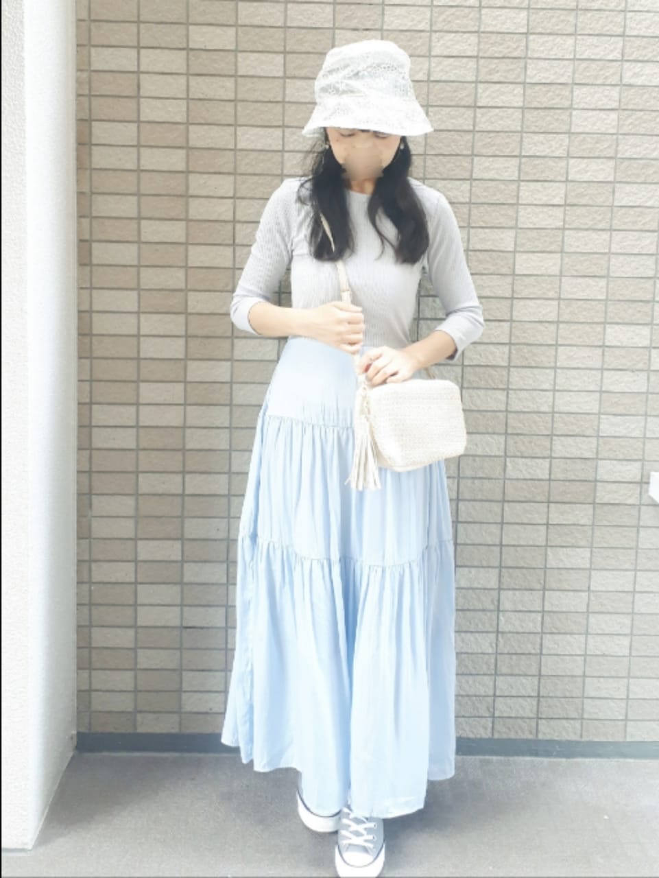 ブルー系のテーラードジャケット、ブルー系のワンピース、ベージュ系のショルダーバッグを着用したレディースの秋コーディネートの2枚目の写真