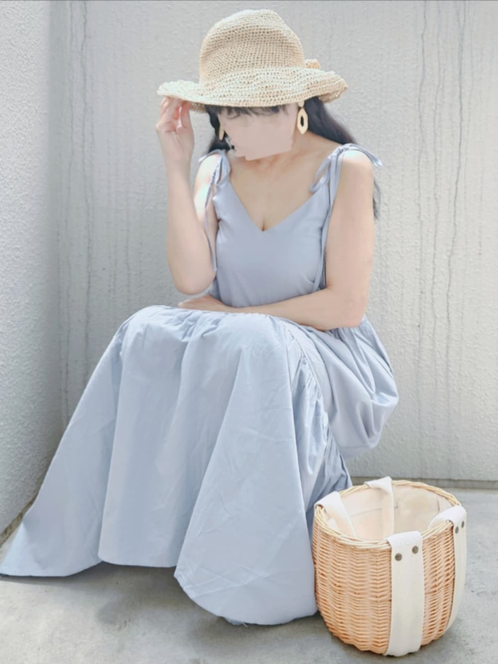 「夏コーデ、キャミワンピ、ティアードワンピース、爽やかコーデ、ブルー×ホワイト、麦わら帽子、キレイめ、フェミニン、大人ガーリー、低身長、お出かけコーデ、大人かわいい、リゾートスタイル、カジュアルガーリー」｜「paravionの肩リボンティアードキャミワンピース（ワンピース、ブルー系）」を使った、こうめさん（レディース・155cm）の夏コーディネートの5枚目の写真