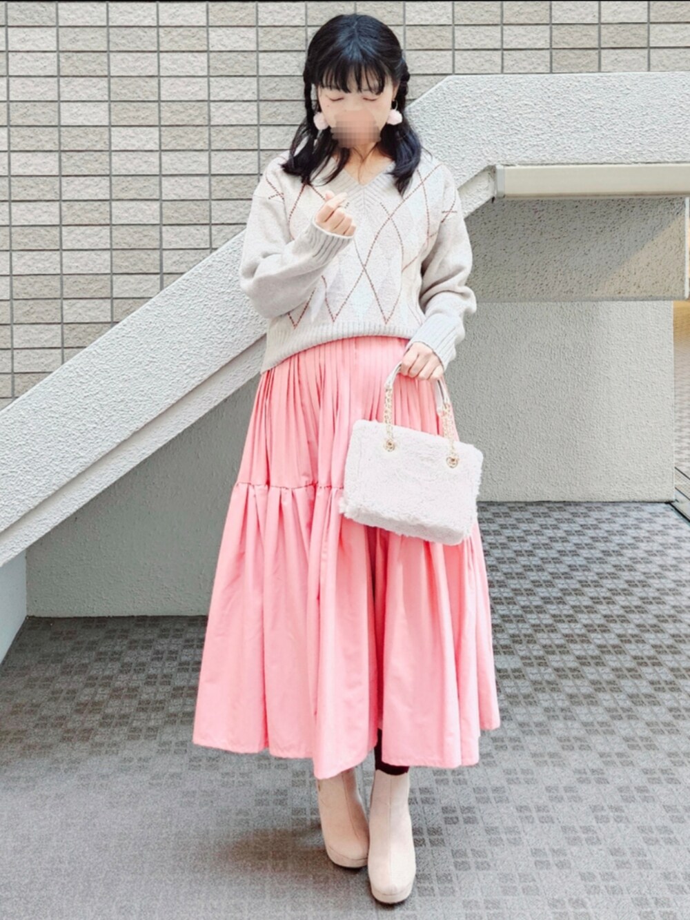 ベージュ系のその他アウター、ベージュ系のニット/セーター、ピンク系のスカートを着用したレディースの冬コーディネートの5枚目の写真
