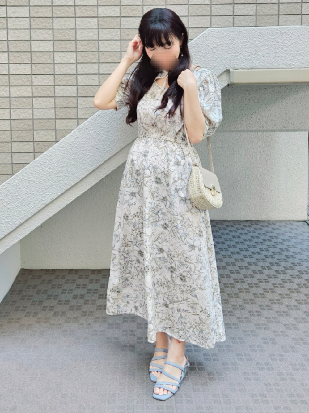 「春夏コーデ、ワンピース、初夏コーデ、大人ガーリー、お出かけコーデ、デートスタイル（WOMEN）、きれいめコーディネート、フェミニン、サンダル、かごバッグ、大人かわいい、低身長コーデ、爽やかコーデ、花柄ワンピース」｜「tiptopの半袖ワンピース（ワンピース、ベージュ系）」を使った、こうめさん（レディース・155cm）の春コーディネートの4枚目の写真
